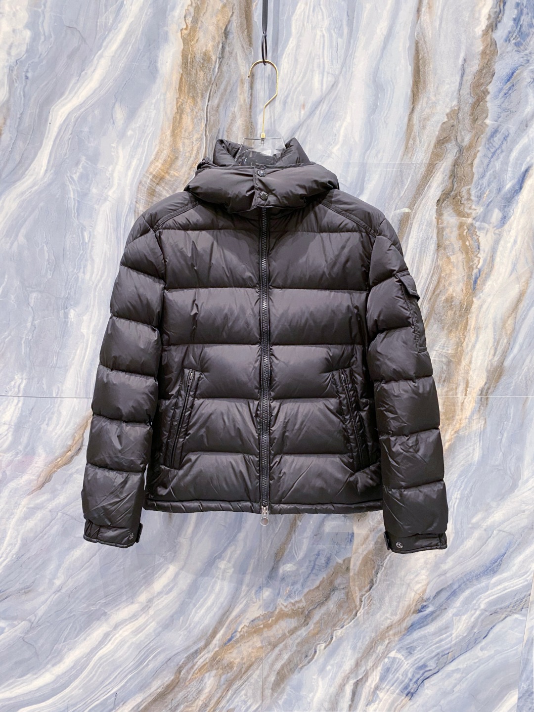 特级羽绒⬆️Moncler王牌经典,2025全新上市.Maya(全新科技尼龙)男士哑光短款羽绒夹克外套.