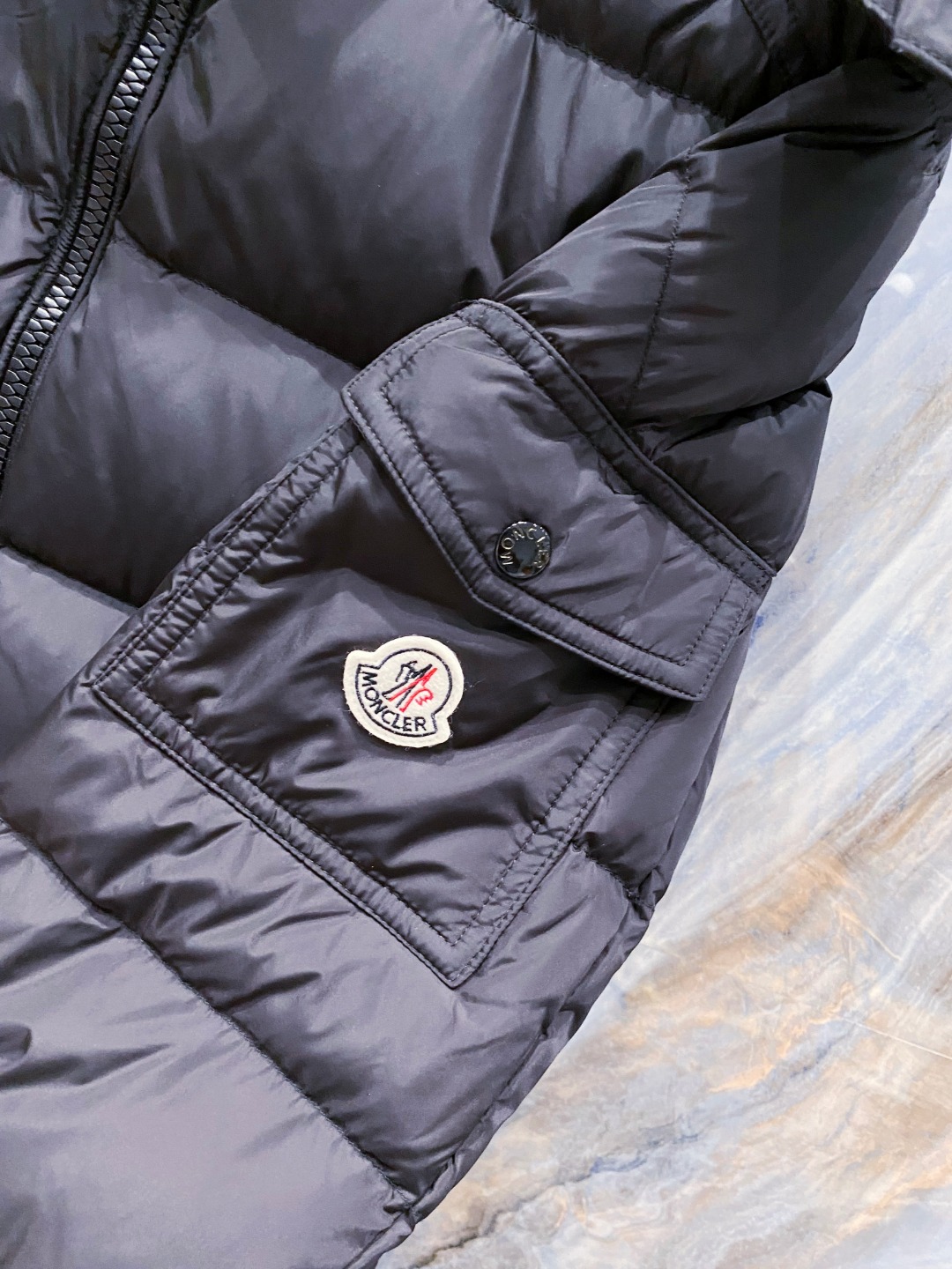 特级羽绒⬆️Moncler王牌经典,2025全新上市.Maya(全新科技尼龙)男士哑光短款羽绒夹克外套.
