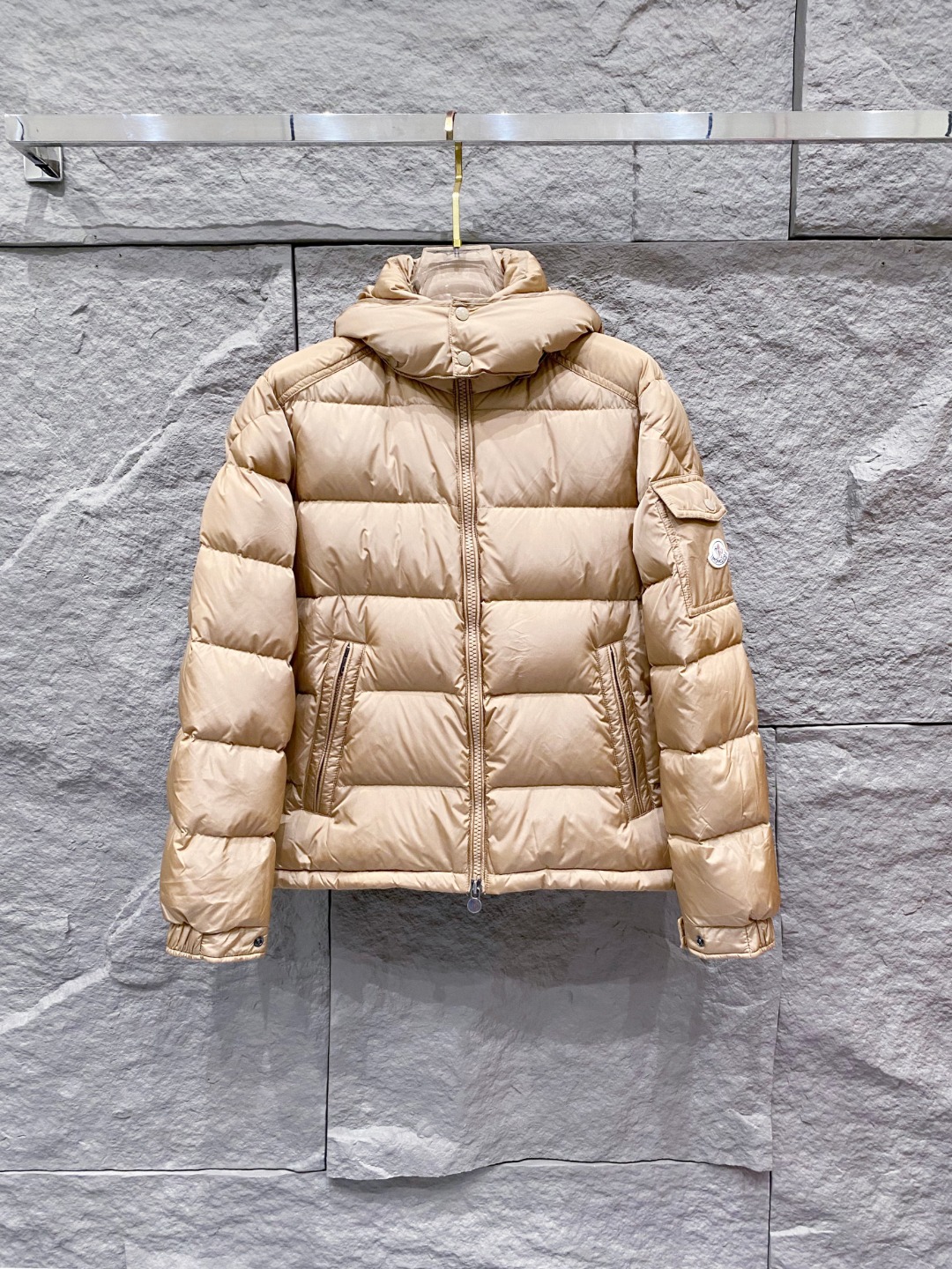 特级羽绒⬆️Moncler王牌经典,2025全新上市.Maya(全新科技尼龙)男士哑光短款羽绒夹克外套.