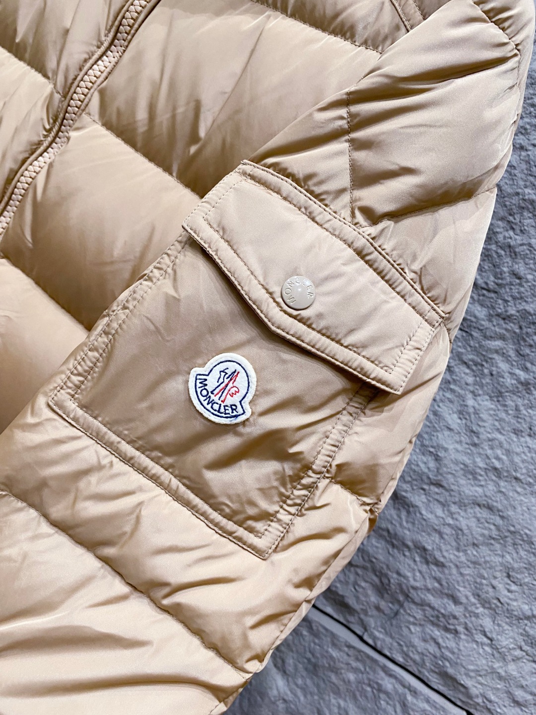 特级羽绒⬆️Moncler王牌经典,2025全新上市.Maya(全新科技尼龙)男士哑光短款羽绒夹克外套.