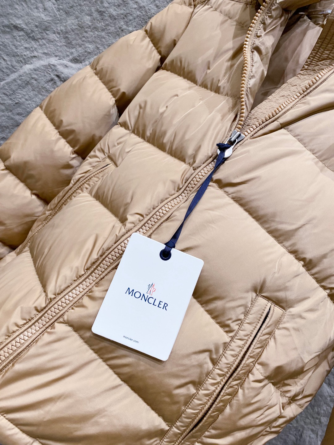 特级羽绒⬆️Moncler王牌经典,2025全新上市.Maya(全新科技尼龙)男士哑光短款羽绒夹克外套.