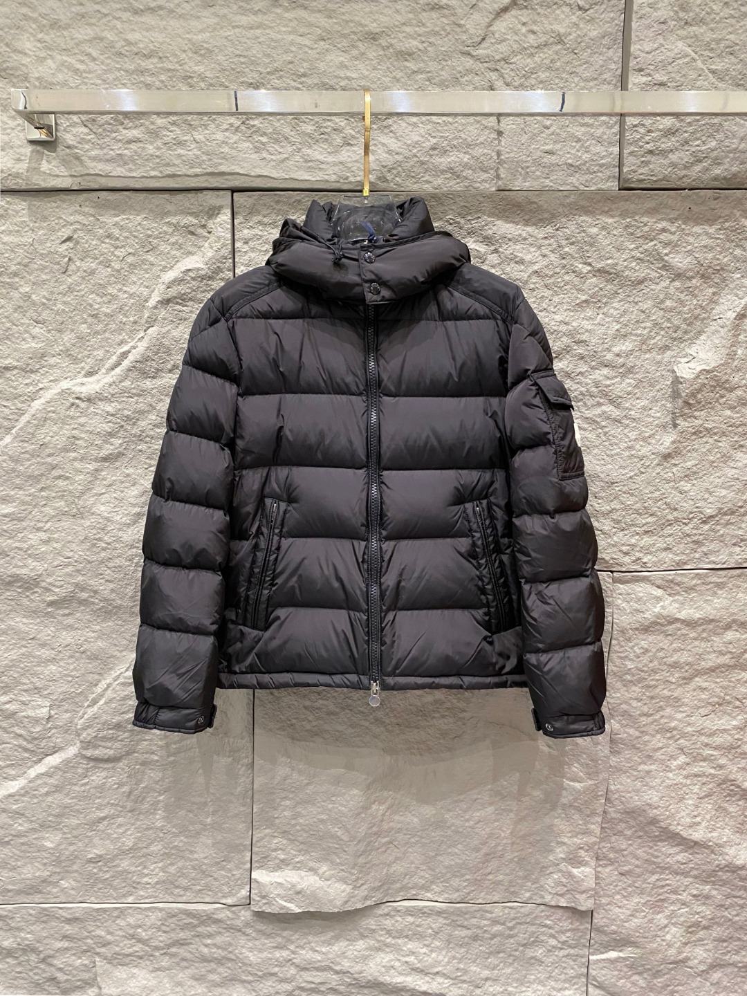 特级羽绒⬆️Moncler王牌经典,2025全新上市.Maya(全新科技尼龙)男士哑光短款羽绒夹克外套.