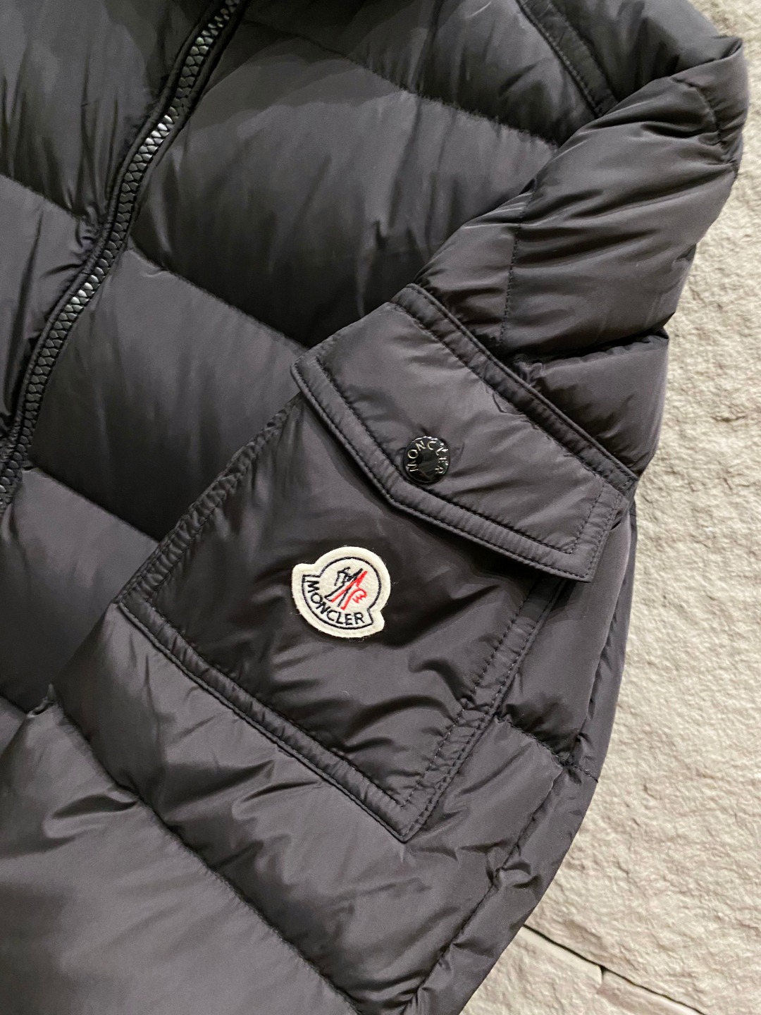 特级羽绒⬆️Moncler王牌经典,2025全新上市.Maya(全新科技尼龙)男士哑光短款羽绒夹克外套.