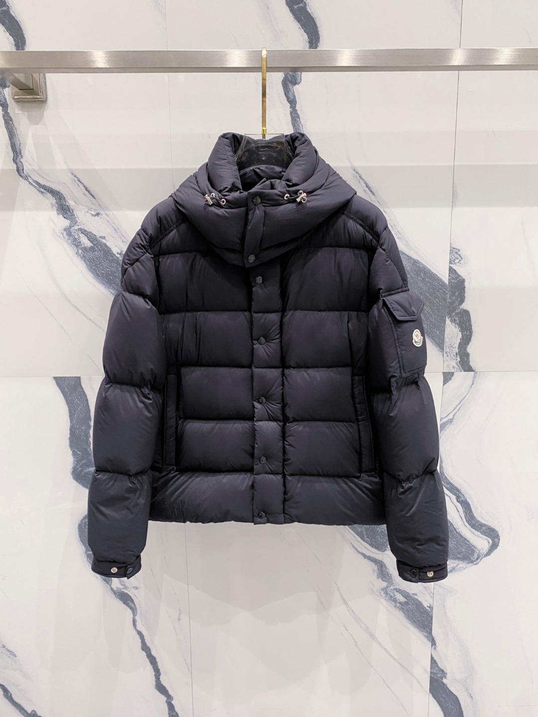 NO:596912,Special down Moncler muzzle [new product] Maya 70 (upgraded version of Vezere matte matte Maya) winter down jacket jacket. Pearl grey. Black. Very popular. Off-season counters are a must-have item. Special 95 down version. The fabric is ultra-light and neat. 850+ fill power. The iconic Moncler down jacket is highly recognizable. Moncler Maya  The 70's cropped down jacket is reimagined in a new colorway. Made of matte fabric with signature checkered quilting, reflecting the essence of the Moncler brand. The style has a distinctive silhouette, with a removable hood and adjustable hem, a classic design suitable for all seasons and trends. Classic patch pockets on the sleeves. Details Made of polyester Polyester lining Filled with down Detachable adjustable hood Zip closure, snap button on the front windshield Zippered pockets  Adjustable cuffs Elastic drawstring hem Size: 1-5,,Moncler,jackets & coats,jackets & coats,down jacket,hats,alexander wang19860909特级羽绒Moncler蒙口【新品】Maya 70 (Vezere哑光雾面maya升级版）冬季羽绒服夹克外套.珍珠灰.黑色.火的一塌糊涂.反季柜台都是要抢的爆款 特级95绒版本.面料超轻超工整.850+蓬松度 标志性的Moncler 羽绒夹克具有高辨识度. Moncler Maya 70短款羽绒夹克以全新配色焕新呈现.采用哑光面料制成,具有标志性方格块绗缝,彰显Moncler的品牌精髓.款式演绎鲜明廓形,配有可拆卸兜帽和可调节下摆,经典设计适合各种季节和潮流.衣袖点缀经典贴袋. 详情 采用聚酯纤维面料制成 聚酯纤维衬里 填充羽绒 可拆卸可调节兜帽 拉链开合,正面挡风片设有按扣 拉链口袋 可调节袖口 弹性抽绳下摆 Size : 1-5,,Moncler,jackets & coats,jackets & coats,down jacket,hats,alexander wang,Men's clothing
