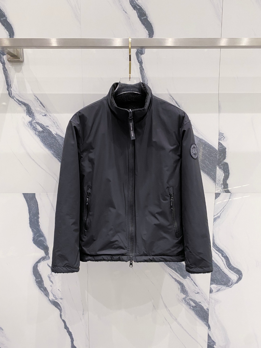 NO:596921,MON*CLER 25 new autumn and winter polar fleece double-sided jacket. Stand-up collar polar fleece warm jacket, sleeves line splicing design, seemingly simple but full of features. The fabric is soft and comfortable, and the accessories are all original and customized!  Color Black Size 48-56,,Moncler,jackets & coats,alexander wang19860909MON*CLER 蒙口 25年秋冬新款摇粒绒双面穿外套 立领摇粒绒保暖外套,袖子线条拼接设计,看似简单却充满特点的一款,面料软糯舒适,辅料配件均原版定制！ 颜色黑色 码数48-56,,Moncler,jackets & coats,alexander wang,Men's clothing