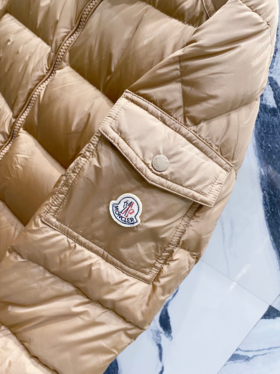 特级羽绒⬆️Moncler王牌经典,2025全新上市.Maya(全新科技尼龙)男士哑光短款羽绒夹克外套.