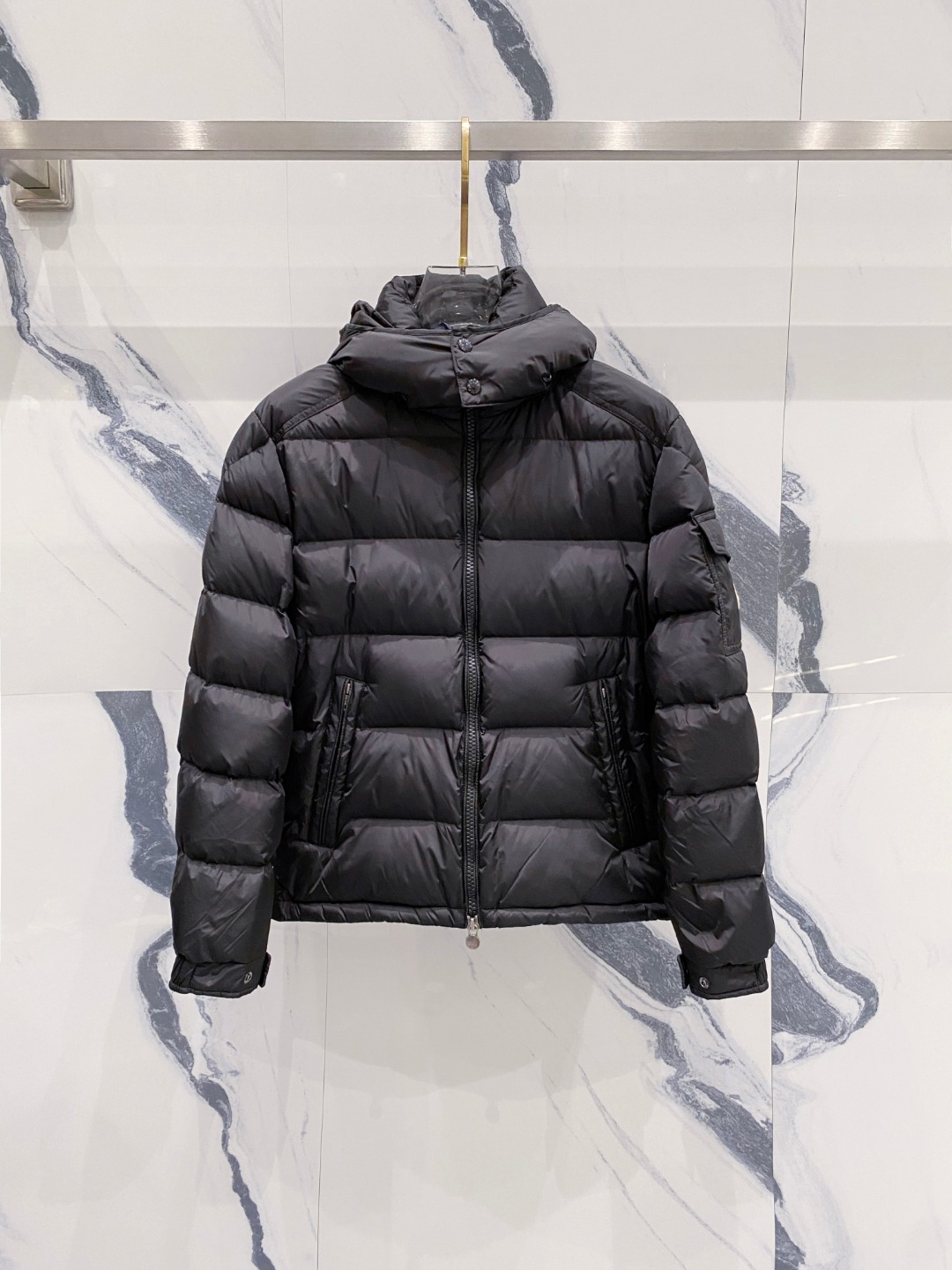 NO:596910,Moncler's top classic down, newly launched. Maya (new technical nylon) men's matte short down jacket. Limited to khaki color. Exclusive original replacement fabric. The fabric is extremely special. The special luster is really too high-end. Special grade 95 down filling. The original purchase and development. The fabric has been adjusted 6 times. Finally, the neatness, gloss, fineness, softness and hardness of the original fabric have been achieved, and the original fabric has been replaced in a true sense. Welcome to the cabinet for comparison. Moncler  The Maya Men's Short Down Jacket is an instantly recognizable take on an iconic design. The Moncler Maya Men's Down Jacket is made from soft nylon and features signature checkered quilting, reflecting the essence of the Moncler brand. Featuring a sharp silhouette with a detachable hood and adjustable hem, this short down jacket is timeless for every season and trend. The sleeves are embellished with classic patch pockets for a signature style. Details Made of Nylon Nylon léger lining Filled with down  Detachable and adjustable hood Zipper and snap button closure Zipper pocket Size1-5 couples,,jackets & coats,jackets & coats,down jacket,hats,alexander wang19860909特级羽绒Moncler王牌经典,全新上市.Maya(全新科技尼龙)男士哑光短款羽绒夹克外套.限定卡其色. 独家原厂替换面料.面料极致特殊.特殊的光泽真的太高级了. 特级95绒填充.原版购入开发.面料前前后后调整了6次.终于做到了原版面料的工整度,光泽度,细腻度,软硬度,真正意义上做到了原厂替换面料.欢迎入柜对比. Moncler Maya男士短款羽绒夹克演绎标志性设计,颇具辨识度. Moncler Maya男士羽绒夹克采用柔软的尼龙面料制成,搭配标志性方格块绗缝,彰显Moncler的品牌精髓.此短款羽绒夹克演绎鲜明廓形,配有可拆卸兜帽和可调节下摆,经典设计适合各种季节和潮流.衣袖点缀经典贴袋,演绎品牌标志性风格. 详情 采用尼龙面料制成 Nylon léger衬里 填充羽绒 可拆卸可调节兜帽 拉链和按扣开合 拉链口袋 Size1-5情侣款,,jackets & coats,jackets & coats,down jacket,hats,alexander wang,Men's clothing