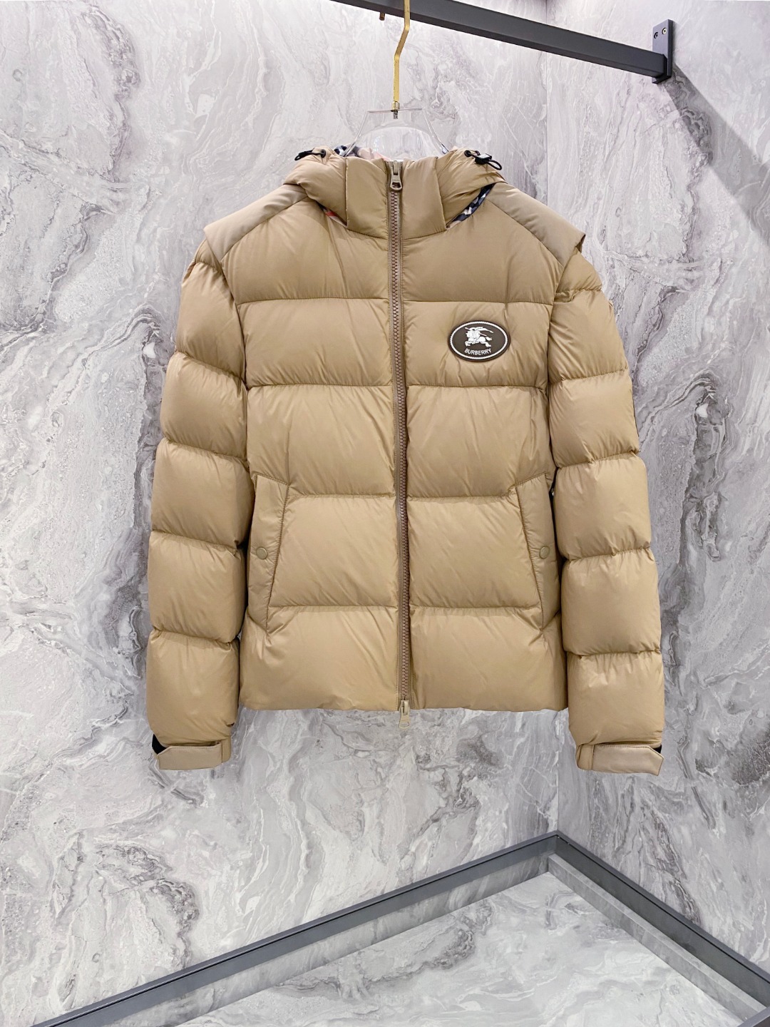 NO:613829,Hot style down jacket BURBERRY 2025 new down jacket show new product, with detachable sleeves, can be worn in two clothes. The appearance is perfect, the high-tech waterproof fabric in the store, 95% white duck down filling inside, comfortable and warm, the color is full and attractive, the very brilliant design can easily enhance the fashion sense, the workmanship is extremely sophisticated and rigorous, and the wiring is neat and meticulous!  A masterpiece from a famous designer!  The upper body does not look bloated and is super handsome!  Counter size: 48-56,,burberry,burberry,down jacket,alexander wang19860909爆款羽绒服 BURBERRY巴宝莉 2025新款羽绒服秀场新品,袖子可拆卸,一衣两穿.品相非常完美,专柜高科技防水面料,内里95白鸭绒填充,舒适保暖,色泽饱满诱人,非常出彩的设计,轻松将时髦感进阶,做工极为考究严谨,走线工整细致！大牌设计师巨作！上身不显臃肿、超级帅气！柜台码数: 48-56,,burberry,burberry,down jacket,alexander wang,Men's clothing