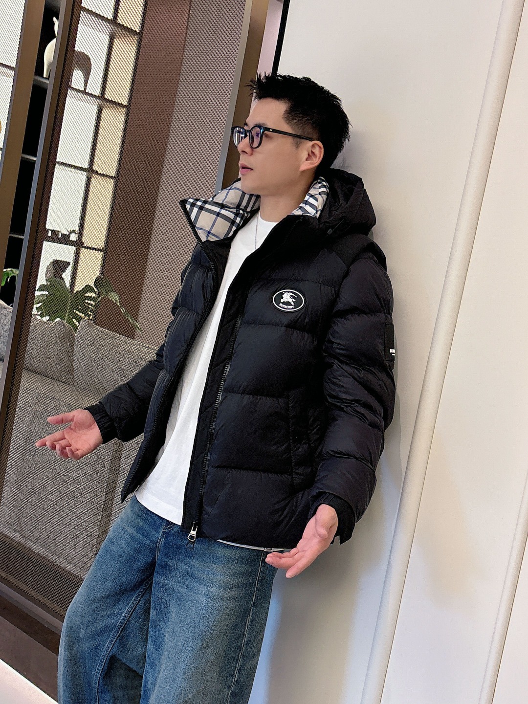 爆款羽绒服 BURBERRY巴宝莉 2025新款羽绒服秀场新品，袖子可拆卸，一衣两穿。品相非常完美，专柜