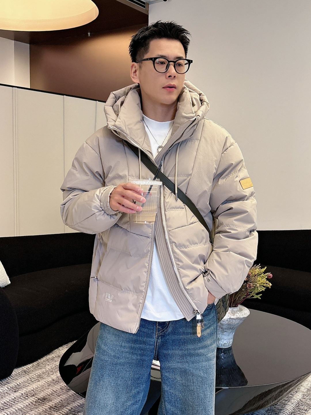 NO:624614,LOUIS*VUITTON Louis Vuitton FW2025 new autumn and winter down jacket, the LV logo embossed steel stamped presbyopic stitching hood makes a bright debut, the fullness is full and the warmth is excellent, the entire clothing hardware and accessories need to be molded and customized before it can be called a catwalk style!  The fabric is soft and comfortable.  The upper body shape is awesome.  zipper.  The accessories are all custom-supplied and imported fabrics, which are light and comfortable, warm and stylish, simple and elegant!  Lightweight and warm, the best choice to keep out the cold in autumn and winter. Color black khaki code number 48-56,,louis vuitton,louis vuitton,louis vuitton,down jacket,hats,alexander wang19860909LOUIS*VUITTON 路易威登 FW2025秋冬新款羽绒服,Lv徽标压花钢印老花拼接连帽璀璨登场,蓬松度拉满保暖效果极佳,全衣五金辅料都需要开模定制 才会称为走秀款！面料柔软舒适 ．上身版型超赞 ．拉链．辅料都是客供 、进口面料,轻便舒适,保暖有型、简单大方款式！轻便保暖、秋冬御寒的最佳选择 颜色黑色 卡其色 码数48-56,,louis vuitton,louis vuitton,louis vuitton,down jacket,hats,alexander wang,Men's clothing