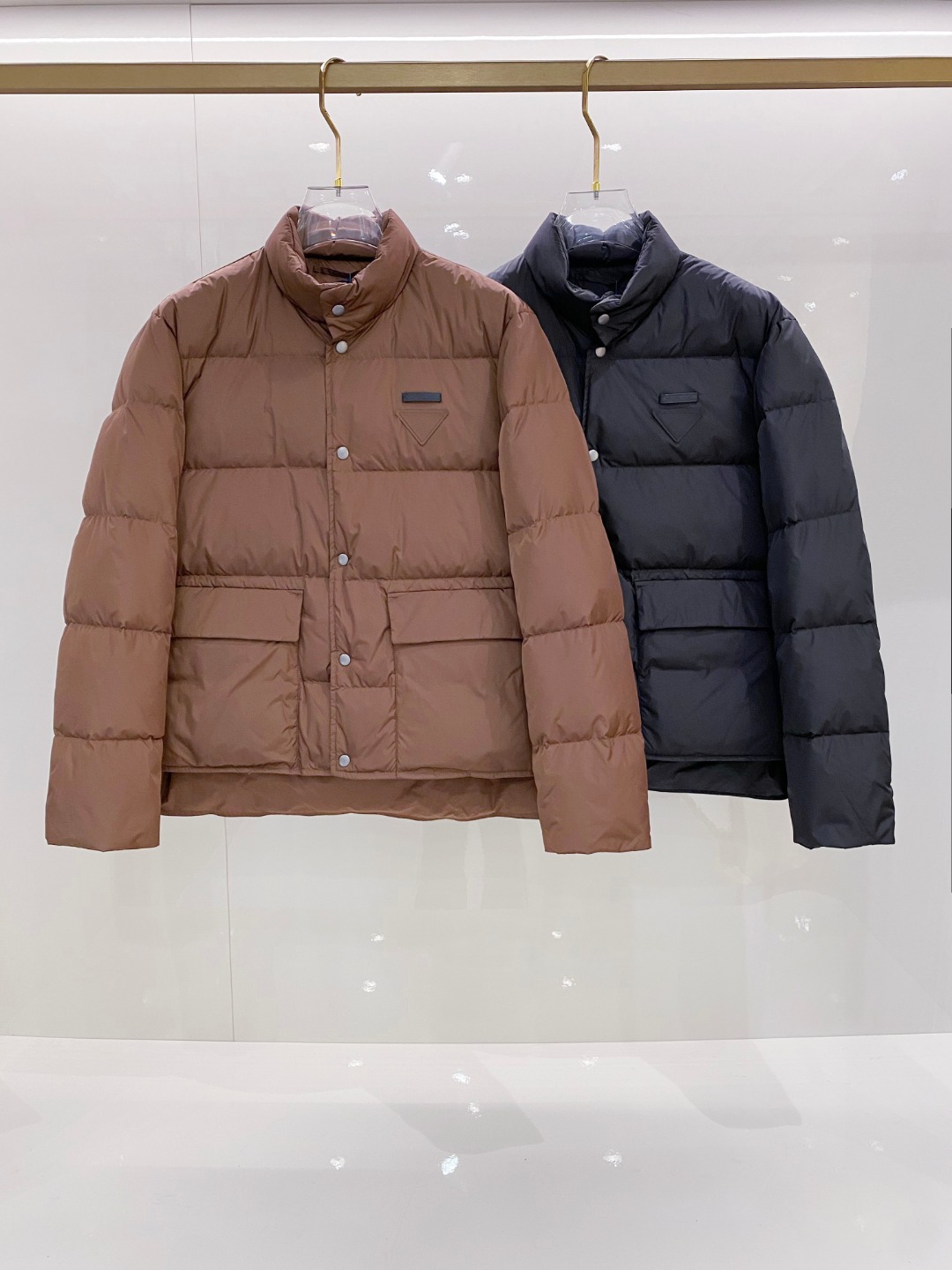 Prada 普拉达2025秋冬专柜同步新品发布，最新款羽绒服出货，全部原版购入，今年最新色，无论面料和辅