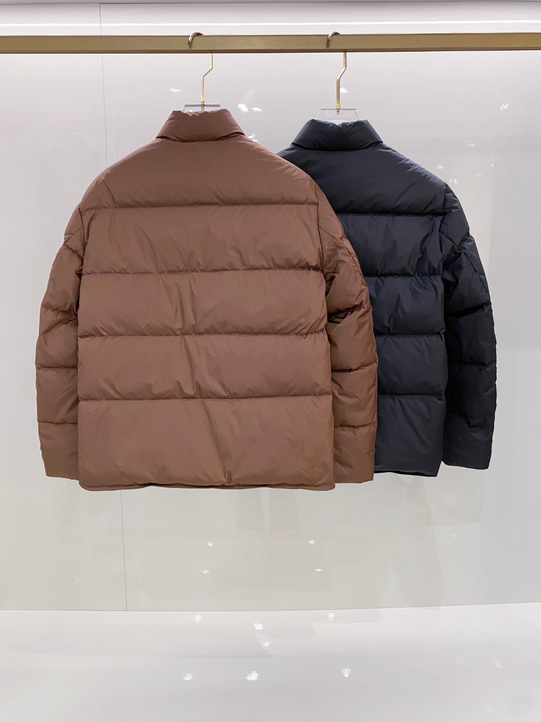 Prada 普拉达2025秋冬专柜同步新品发布，最新款羽绒服出货，全部原版购入，今年最新色，无论面料和辅