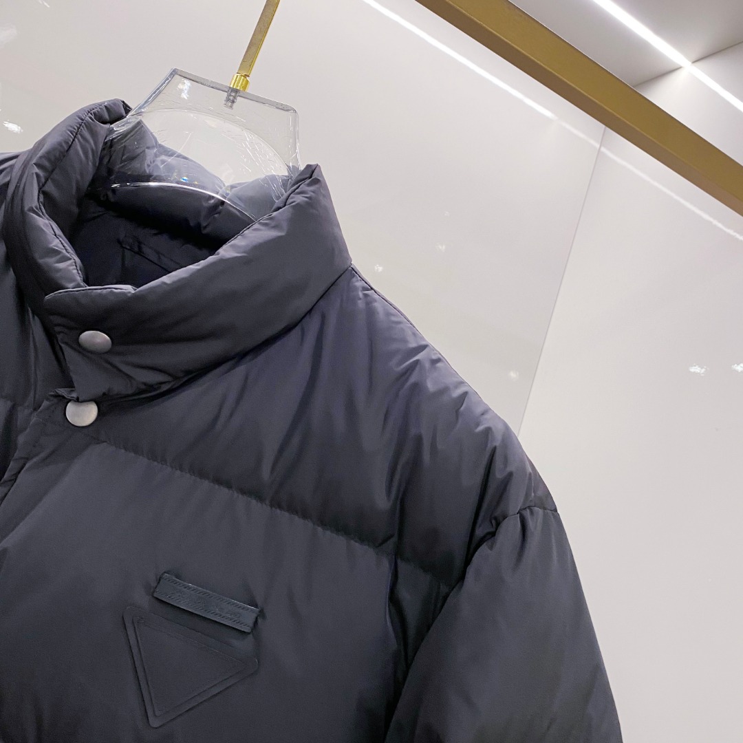 Prada 普拉达2025秋冬专柜同步新品发布，最新款羽绒服出货，全部原版购入，今年最新色，无论面料和辅