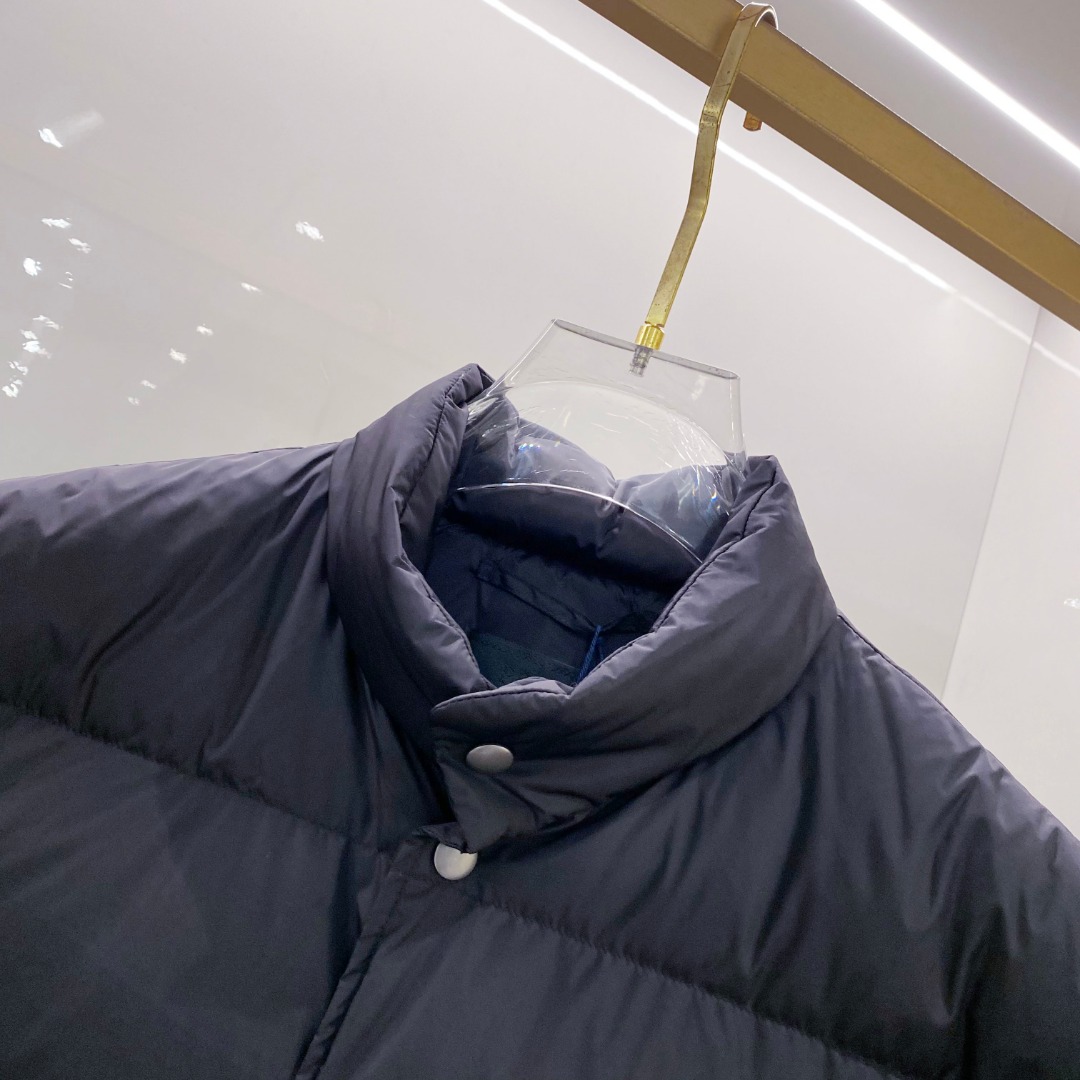 Prada 普拉达2025秋冬专柜同步新品发布，最新款羽绒服出货，全部原版购入，今年最新色，无论面料和辅