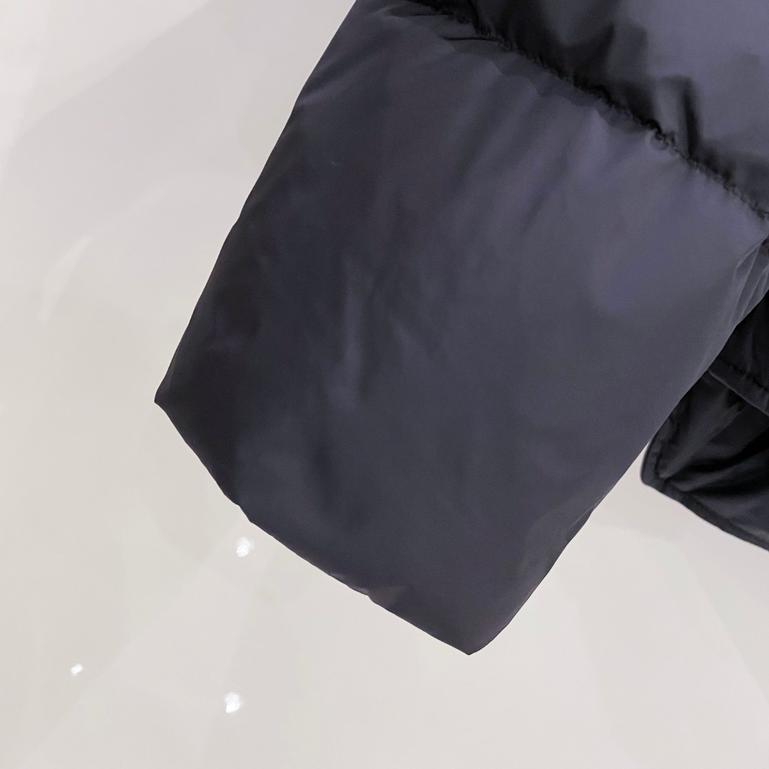 Prada 普拉达2025秋冬专柜同步新品发布，最新款羽绒服出货，全部原版购入，今年最新色，无论面料和辅