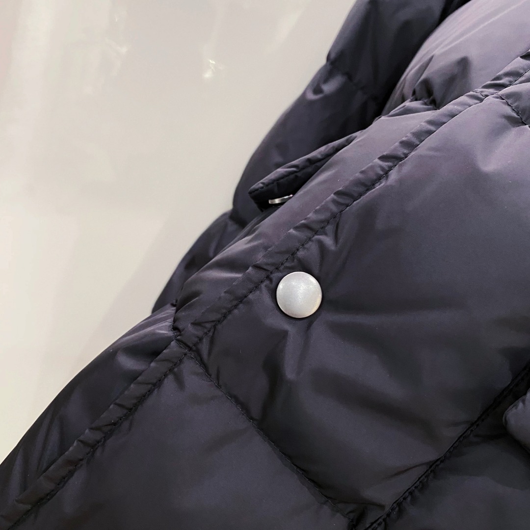 Prada 普拉达2025秋冬专柜同步新品发布，最新款羽绒服出货，全部原版购入，今年最新色，无论面料和辅