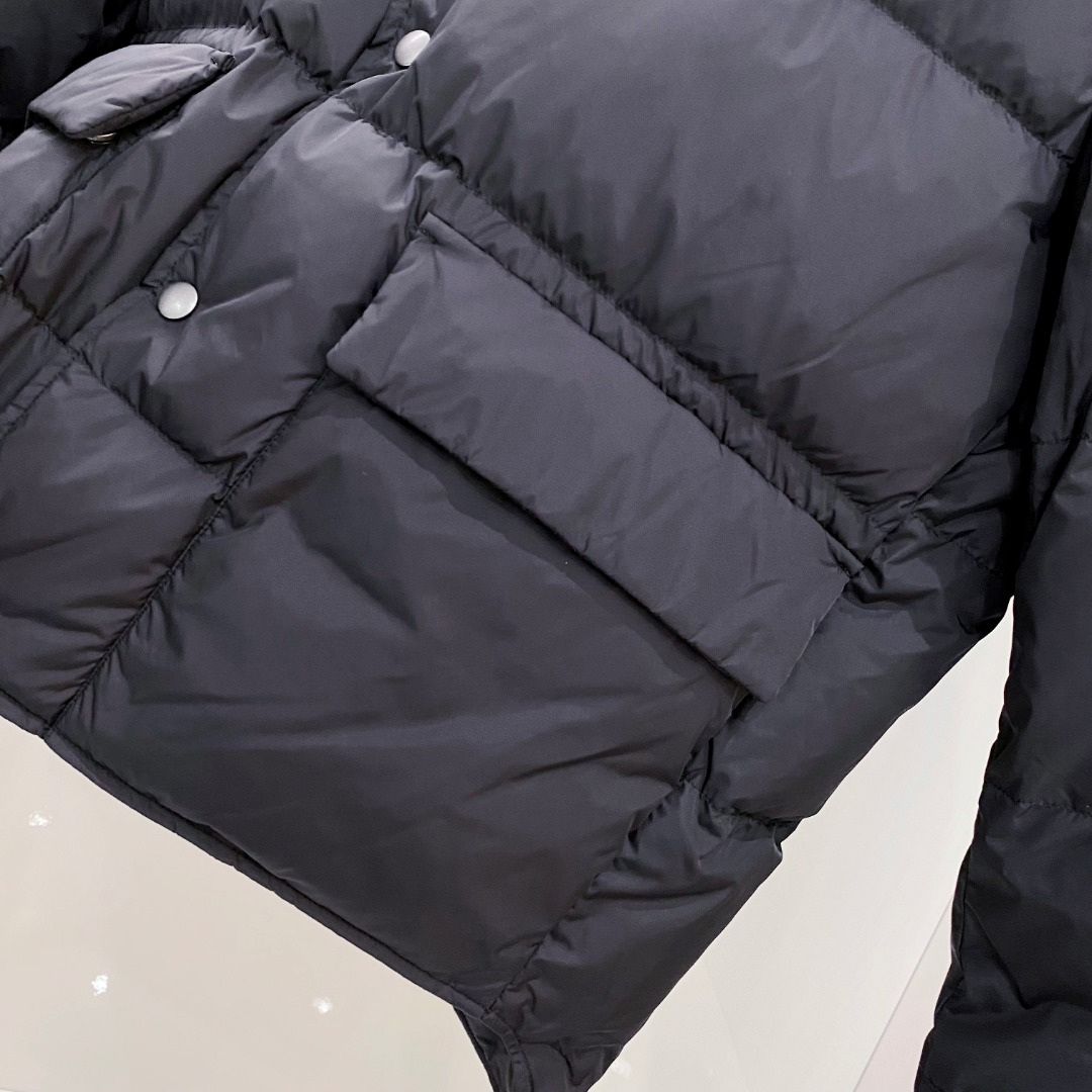 Prada 普拉达2025秋冬专柜同步新品发布，最新款羽绒服出货，全部原版购入，今年最新色，无论面料和辅