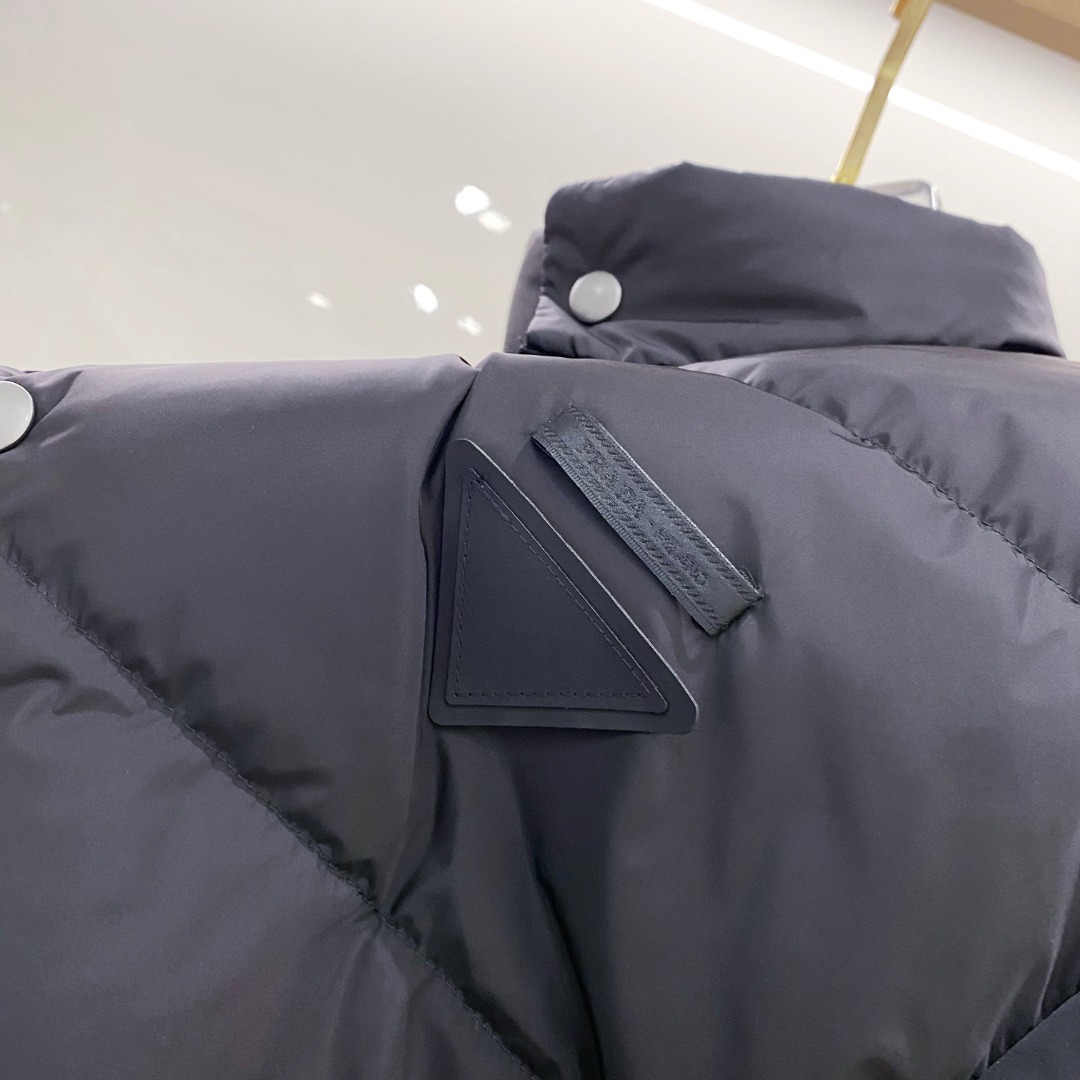 Prada 普拉达2025秋冬专柜同步新品发布，最新款羽绒服出货，全部原版购入，今年最新色，无论面料和辅