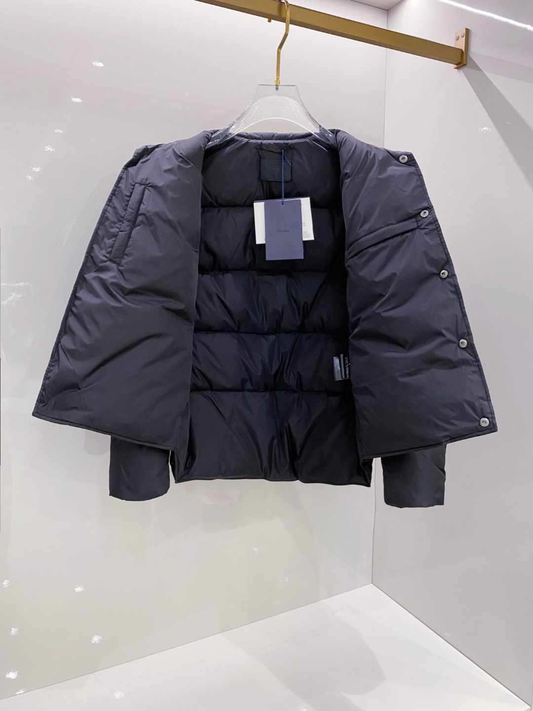 Prada 普拉达2025秋冬专柜同步新品发布，最新款羽绒服出货，全部原版购入，今年最新色，无论面料和辅