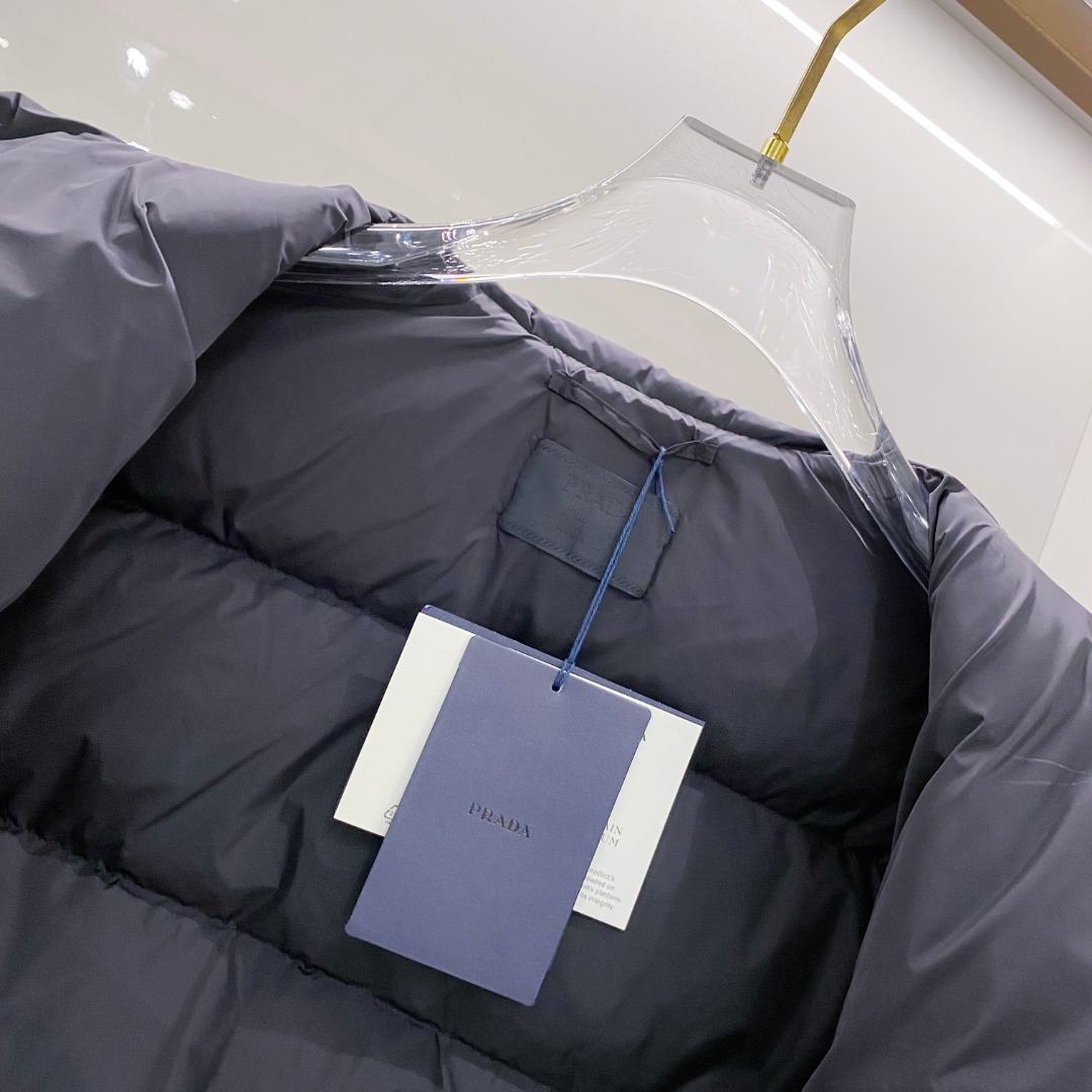 Prada 普拉达2025秋冬专柜同步新品发布，最新款羽绒服出货，全部原版购入，今年最新色，无论面料和辅