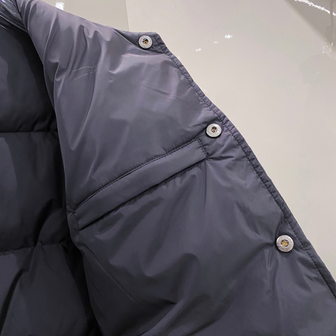 Prada 普拉达2025秋冬专柜同步新品发布，最新款羽绒服出货，全部原版购入，今年最新色，无论面料和辅