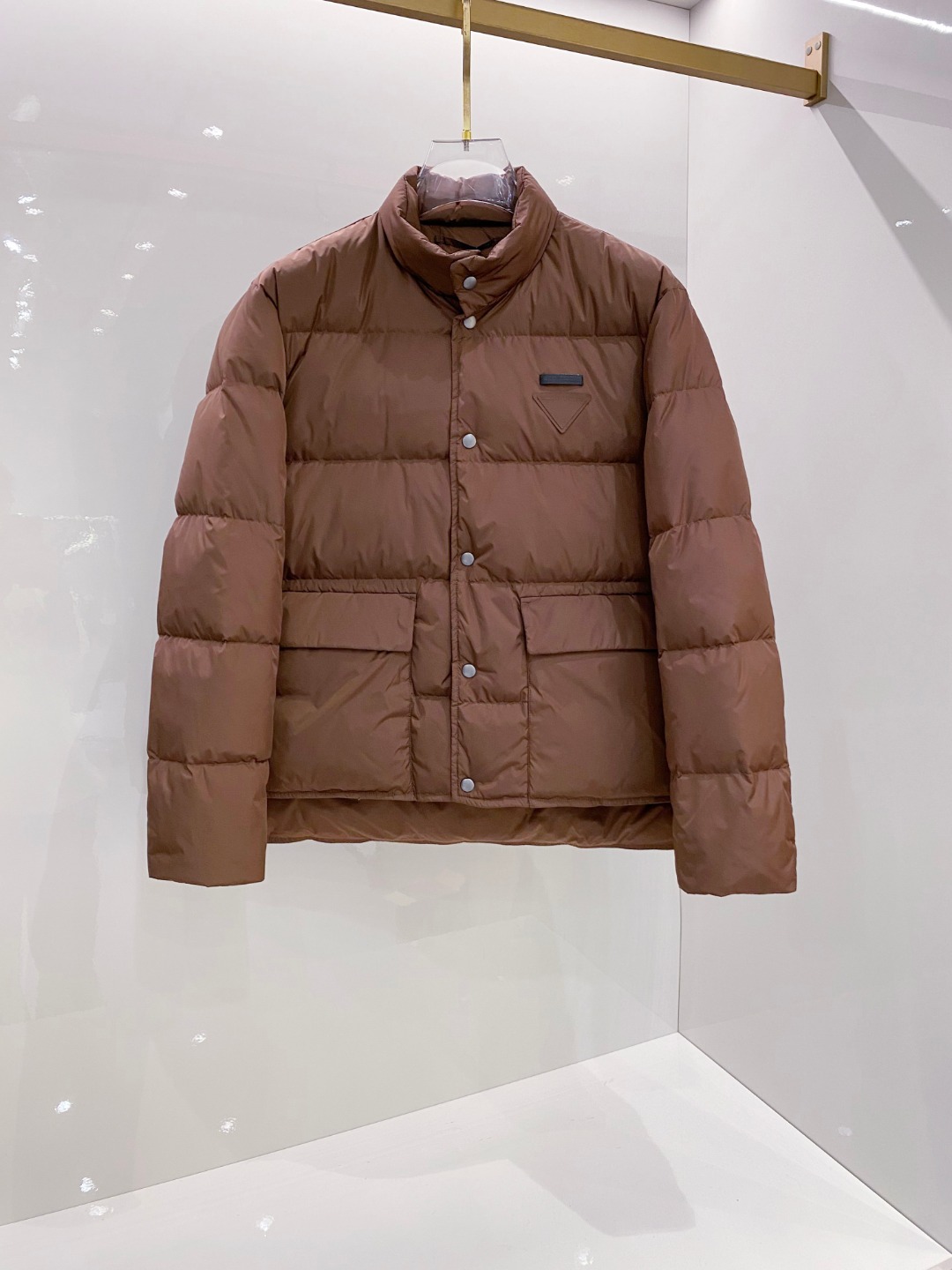 Prada 普拉达2025秋冬专柜同步新品发布，最新款羽绒服出货，全部原版购入，今年最新色，无论面料和辅