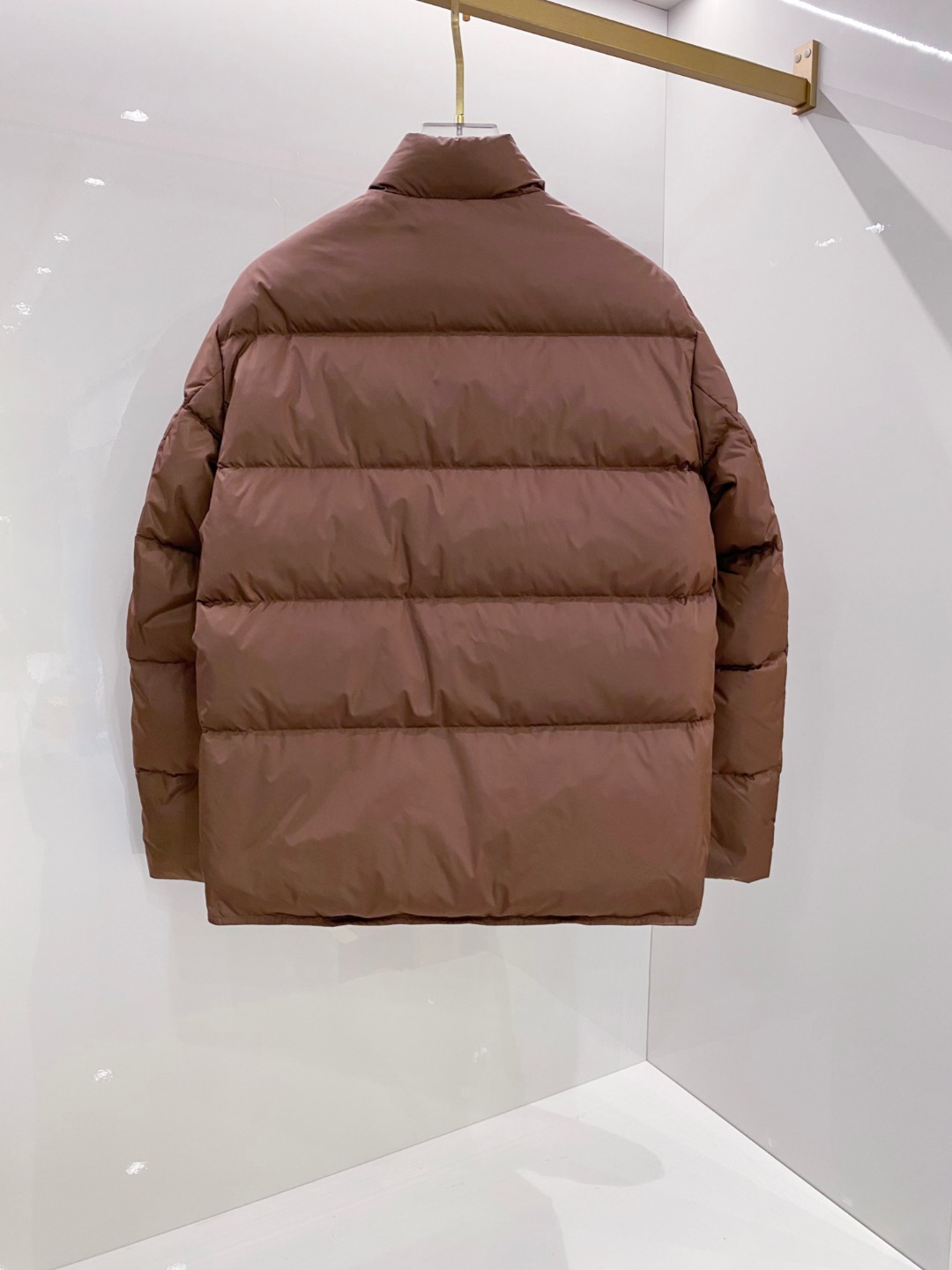 Prada 普拉达2025秋冬专柜同步新品发布，最新款羽绒服出货，全部原版购入，今年最新色，无论面料和辅