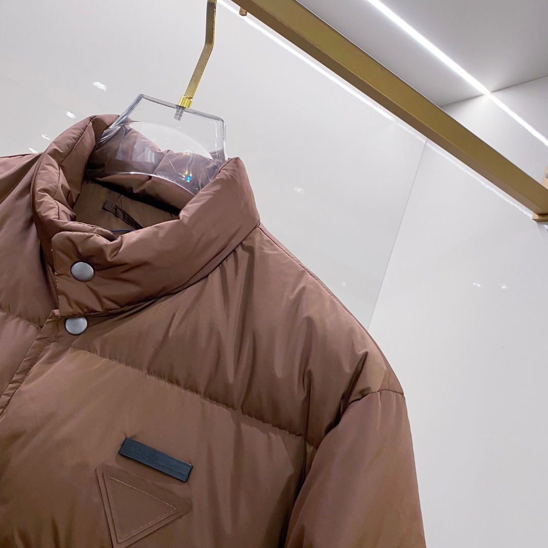 Prada 普拉达2025秋冬专柜同步新品发布，最新款羽绒服出货，全部原版购入，今年最新色，无论面料和辅