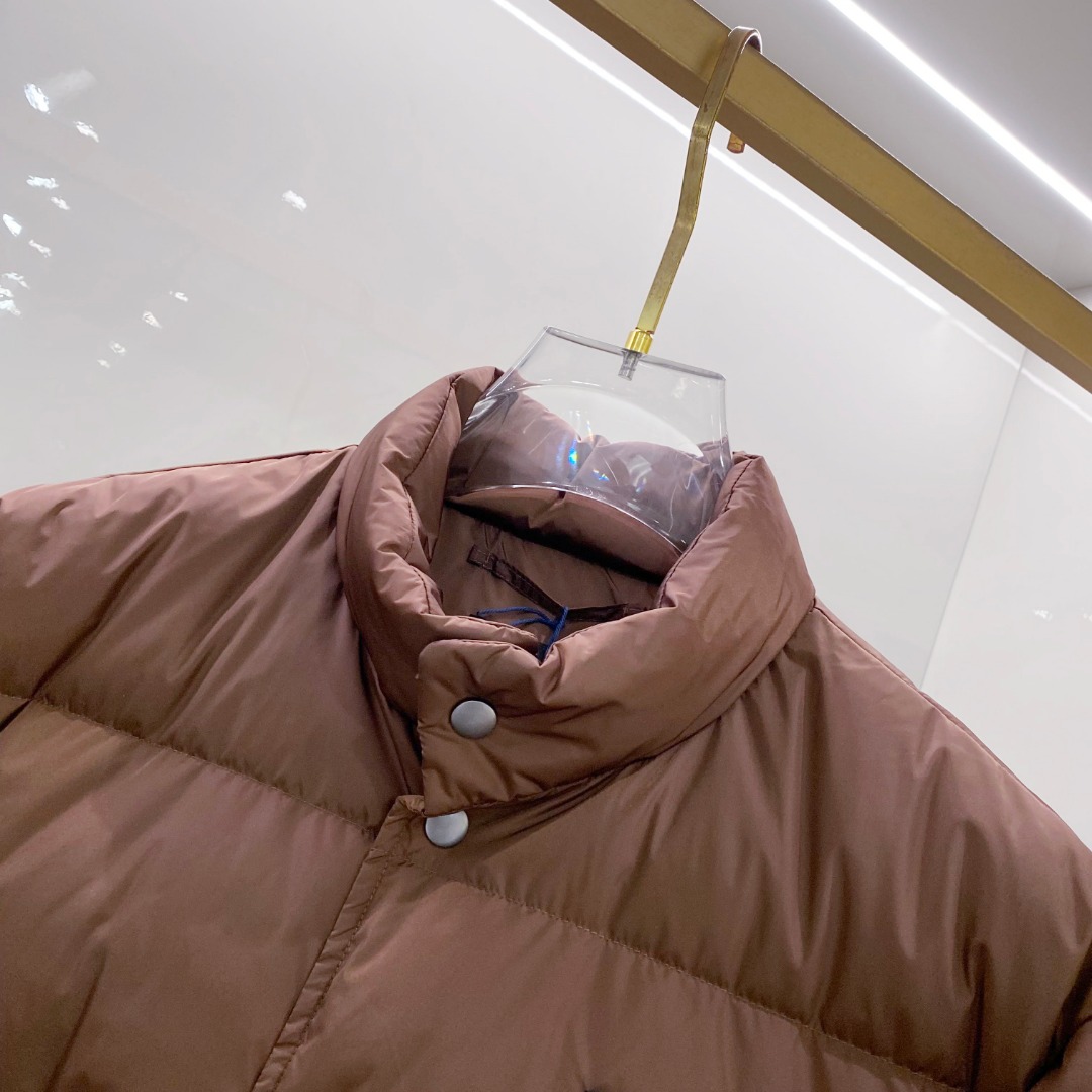 Prada 普拉达2025秋冬专柜同步新品发布，最新款羽绒服出货，全部原版购入，今年最新色，无论面料和辅