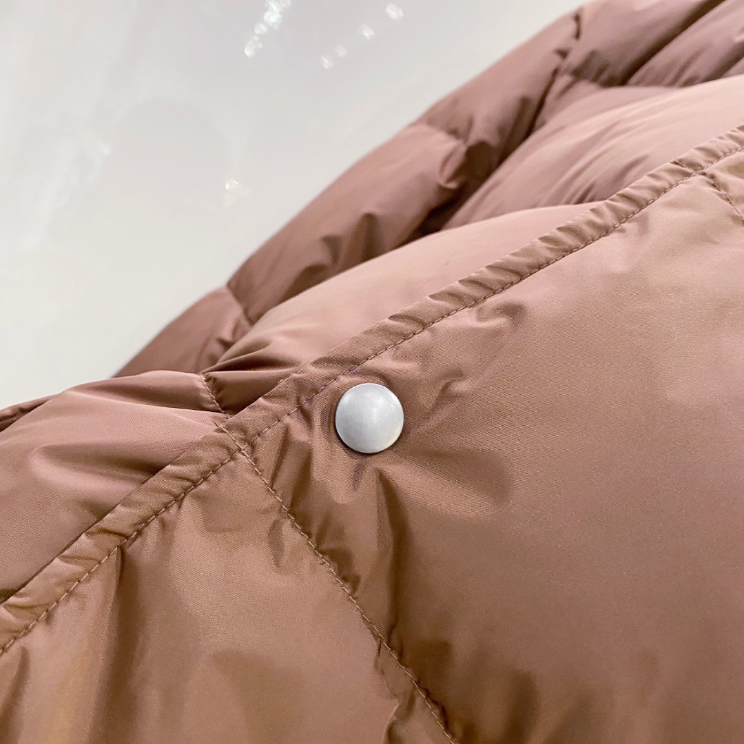 Prada 普拉达2025秋冬专柜同步新品发布，最新款羽绒服出货，全部原版购入，今年最新色，无论面料和辅