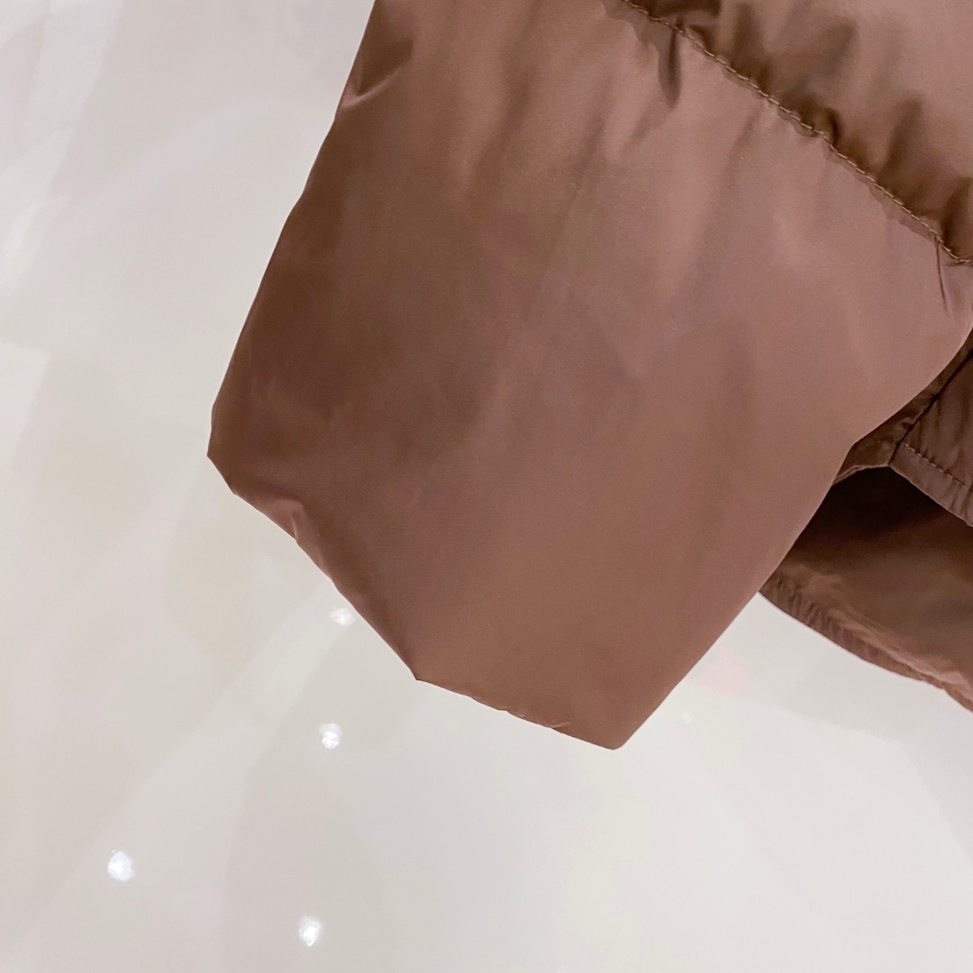 Prada 普拉达2025秋冬专柜同步新品发布，最新款羽绒服出货，全部原版购入，今年最新色，无论面料和辅