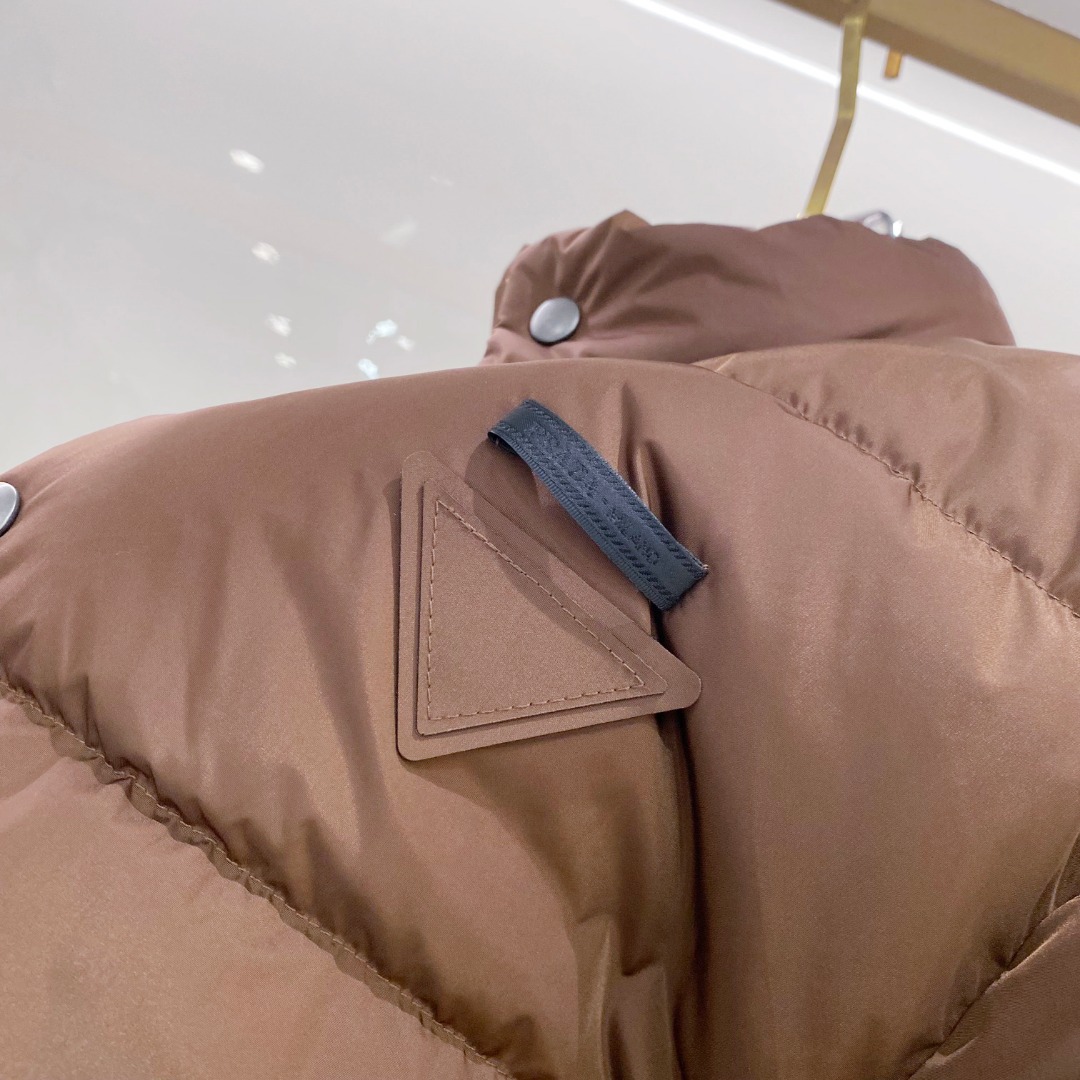 Prada 普拉达2025秋冬专柜同步新品发布，最新款羽绒服出货，全部原版购入，今年最新色，无论面料和辅