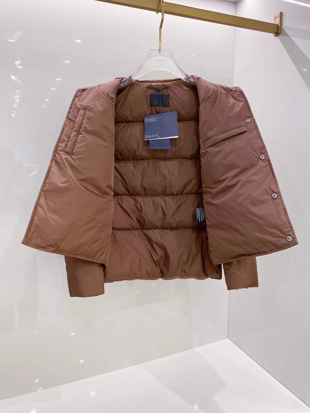 Prada 普拉达2025秋冬专柜同步新品发布，最新款羽绒服出货，全部原版购入，今年最新色，无论面料和辅