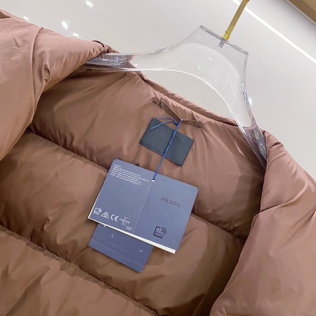 Prada 普拉达2025秋冬专柜同步新品发布，最新款羽绒服出货，全部原版购入，今年最新色，无论面料和辅