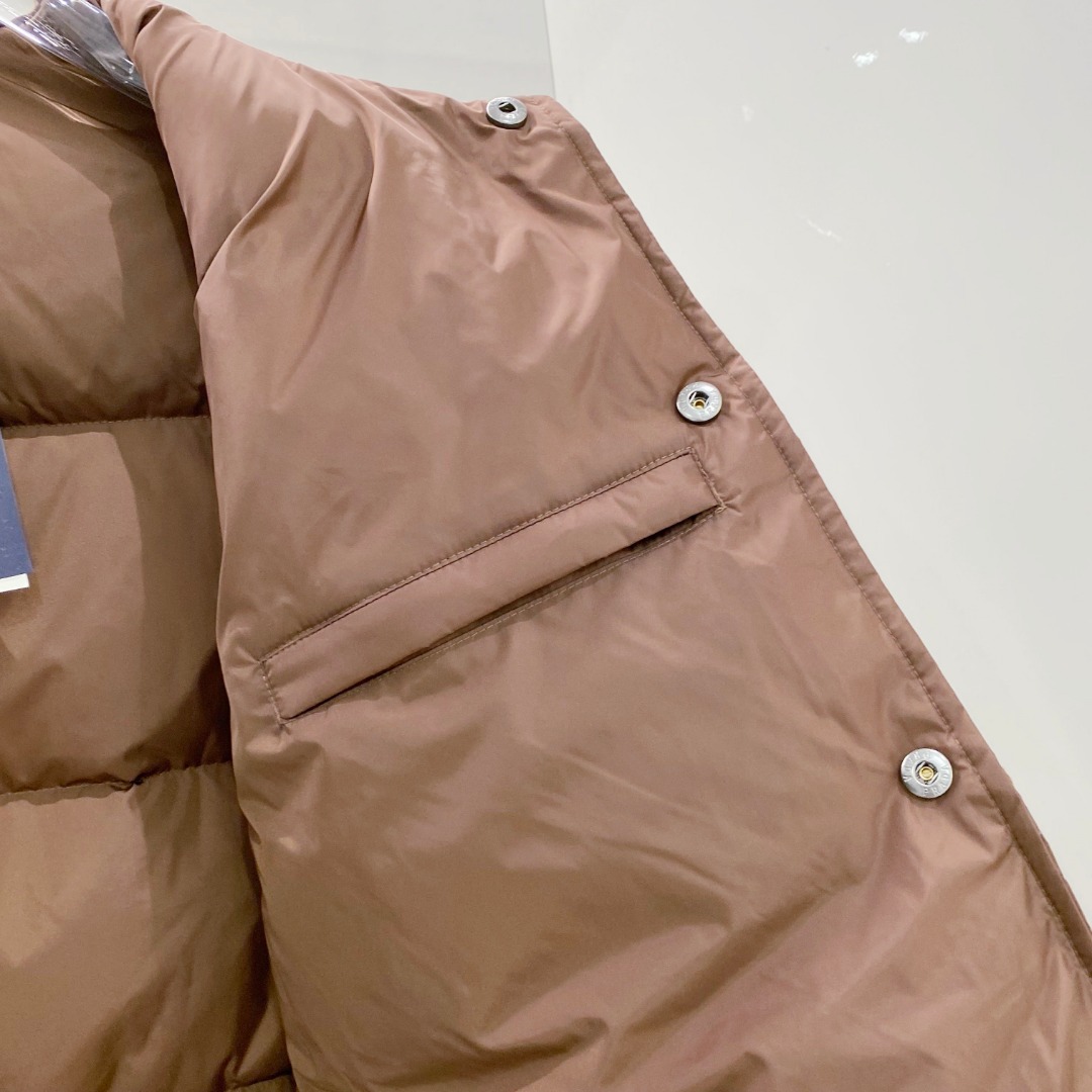 Prada 普拉达2025秋冬专柜同步新品发布，最新款羽绒服出货，全部原版购入，今年最新色，无论面料和辅