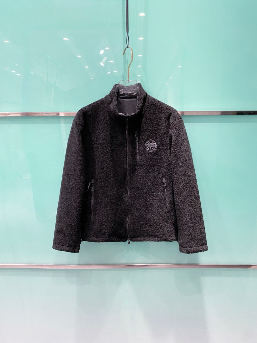 NO:598838,MON*CLER 25 new autumn and winter polar fleece double-sided jacket. Stand-up collar polar fleece warm jacket, sleeves line splicing design, seemingly simple but full of features. The fabric is soft and comfortable, and the accessories are all original and customized!  Color Black Size 48-56,,Moncler,jackets & coats,alexander wang19860909MON*CLER 蒙口 25年秋冬新款摇粒绒双面穿外套 立领摇粒绒保暖外套,袖子线条拼接设计,看似简单却充满特点的一款,面料软糯舒适,辅料配件均原版定制！ 颜色黑色 码数48-56,,Moncler,jackets & coats,alexander wang,Men's clothing