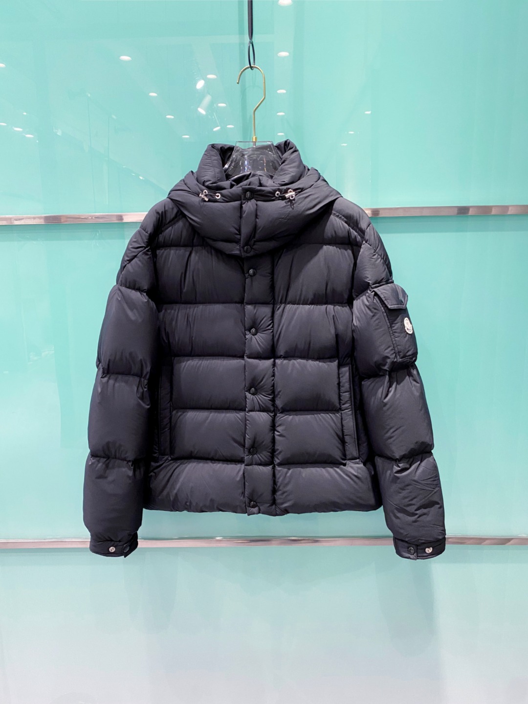 NO:681708,Special down Moncler muzzle 2025 [new product] Maya 70 (Vezere matte matte Maya upgraded version) winter down jacket jacket. Pearl grey. black. Very popular. Off-season counters are a hot item to grab. Special 95 down version. The fabric is ultra-light and neat. 850+ fill power. The iconic Moncler down jacket is highly recognizable. Moncler Maya  The 70's cropped down jacket is reimagined in a new colorway. Made of matte fabric with signature checkered quilting, reflecting the essence of the Moncler brand. The style has a distinctive silhouette, with a removable hood and adjustable hem, a classic design suitable for all seasons and trends. Classic patch pockets on the sleeves. Details Made of polyester Polyester lining Filled with down Detachable adjustable hood Zip closure, snap button on the front windshield Zippered pockets  Adjustable cuffs Elastic drawstring hem Size: 1-5,,Moncler,jackets & coats,jackets & coats,down jacket,hats,19860909特级羽绒Moncler蒙口 2025【新品】Maya 70 (Vezere哑光雾面maya升级版）冬季羽绒服夹克外套.珍珠灰.黑色.火的一塌糊涂.反季柜台都是要抢的爆款 特级95绒版本.面料超轻超工整.850+蓬松度 标志性的Moncler 羽绒夹克具有高辨识度. Moncler Maya 70短款羽绒夹克以全新配色焕新呈现.采用哑光面料制成,具有标志性方格块绗缝,彰显Moncler的品牌精髓.款式演绎鲜明廓形,配有可拆卸兜帽和可调节下摆,经典设计适合各种季节和潮流.衣袖点缀经典贴袋. 详情 采用聚酯纤维面料制成 聚酯纤维衬里 填充羽绒 可拆卸可调节兜帽 拉链开合,正面挡风片设有按扣 拉链口袋 可调节袖口 弹性抽绳下摆 Size : 1-5,,Moncler,jackets & coats,jackets & coats,down jacket,hats,,Men's clothing