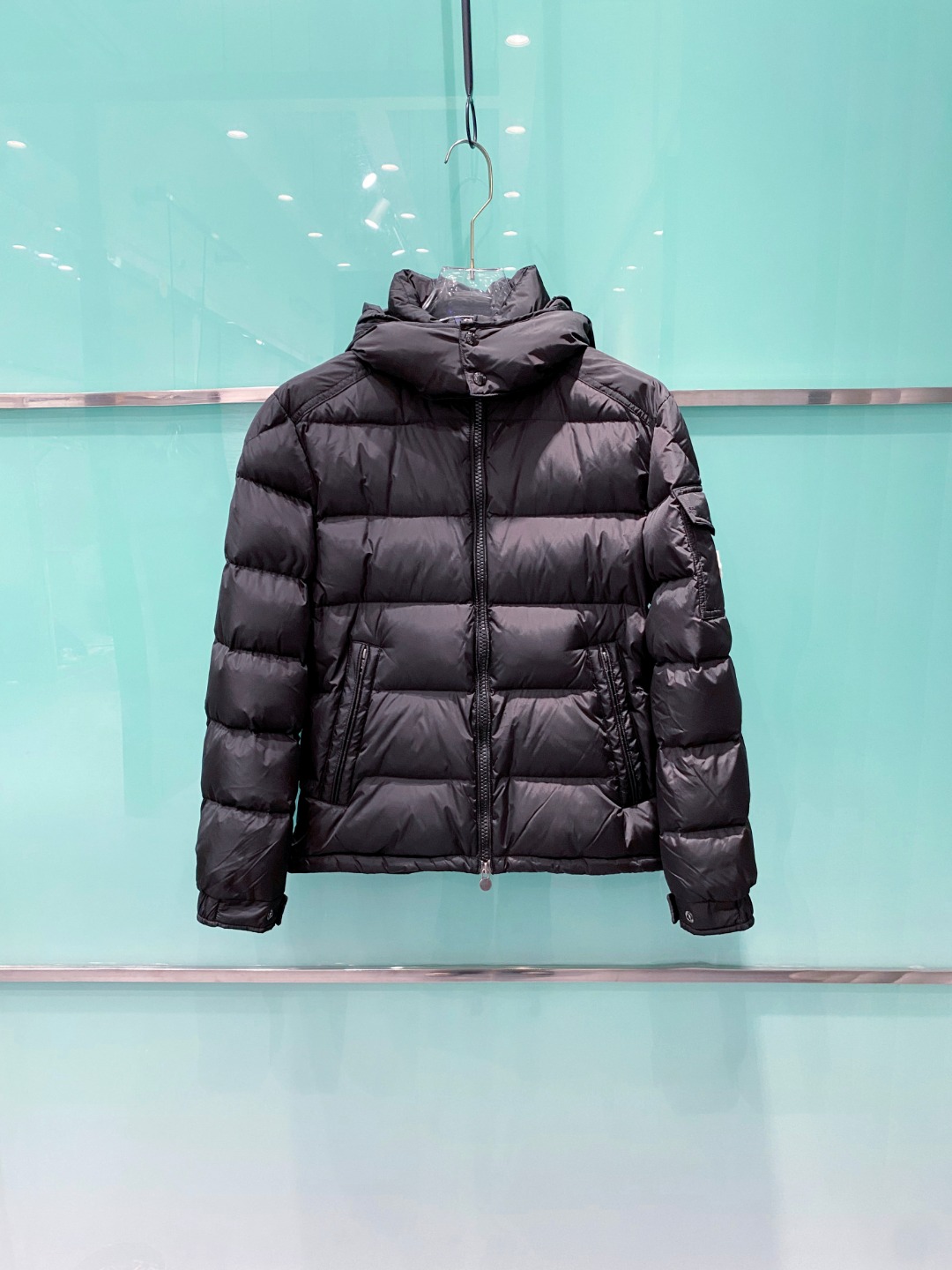 NO:681713,Premium down Moncler's signature classic, newly launched in 2025. Maya (new technical nylon) men's matte short down jacket. Limited to khaki color. Exclusive original replacement fabric. The fabric is extremely special. The special luster is really too high-end.  Special grade 95 down filling. The original version was purchased and developed. The fabric was adjusted front and back 6 times. Finally, the neatness, gloss, fineness, softness and hardness of the original fabric were achieved, and it was truly the original replacement fabric. Welcome to put it in the cabinet for comparison. The Moncler Maya men's short down jacket interprets the iconic design and is quite recognizable. Moncler  The Maya men's down jacket is made from soft nylon and features signature checkered quilting that reflects the essence of the Moncler brand. This short down jacket features a sharp silhouette with a detachable hood and adjustable hem for a timeless design suitable for all seasons and trends. Classic patch pockets accent the sleeves for a signature style. Details Made of nylon Lined with Nylon léger Filled with down Detachable and adjustable hood Zipper and snap closure Zippered pockets  Size1-5 couple model,,jackets & coats,jackets & coats,down jacket,hats,19860909特级羽绒Moncler王牌经典,2025全新上市.Maya(全新科技尼龙)男士哑光短款羽绒夹克外套.限定卡其色. 独家原厂替换面料.面料极致特殊.特殊的光泽真的太高级了. 特级95绒填充.原版购入开发.面料前前后后调整了6次.终于做到了原版面料的工整度,光泽度,细腻度,软硬度,真正意义上做到了原厂替换面料.欢迎入柜对比. Moncler Maya男士短款羽绒夹克演绎标志性设计,颇具辨识度. Moncler Maya男士羽绒夹克采用柔软的尼龙面料制成,搭配标志性方格块绗缝,彰显Moncler的品牌精髓.此短款羽绒夹克演绎鲜明廓形,配有可拆卸兜帽和可调节下摆,经典设计适合各种季节和潮流.衣袖点缀经典贴袋,演绎品牌标志性风格. 详情 采用尼龙面料制成 Nylon léger衬里 填充羽绒 可拆卸可调节兜帽 拉链和按扣开合 拉链口袋 Size1-5情侣款,,jackets & coats,jackets & coats,down jacket,hats,,Men's clothing