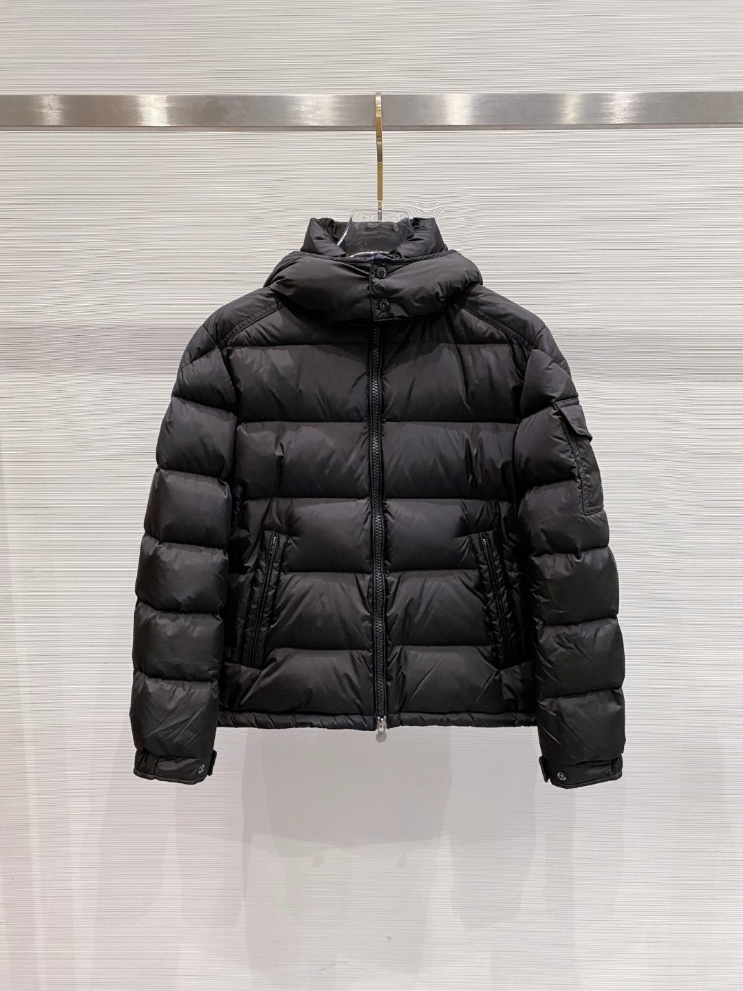 特级羽绒⬆️Moncler王牌经典,2025全新上市.Maya(全新科技尼龙)男士哑光短款羽绒夹克外套.