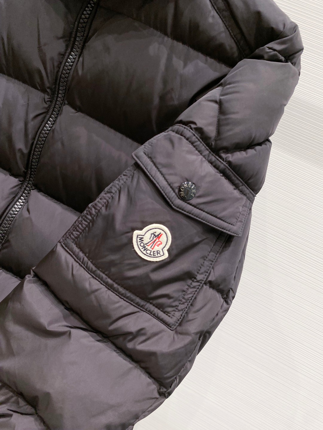 特级羽绒⬆️Moncler王牌经典,2025全新上市.Maya(全新科技尼龙)男士哑光短款羽绒夹克外套.