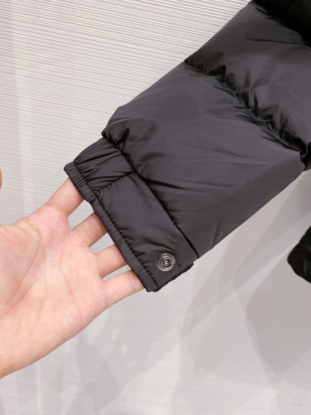 特级羽绒⬆️Moncler王牌经典,2025全新上市.Maya(全新科技尼龙)男士哑光短款羽绒夹克外套.