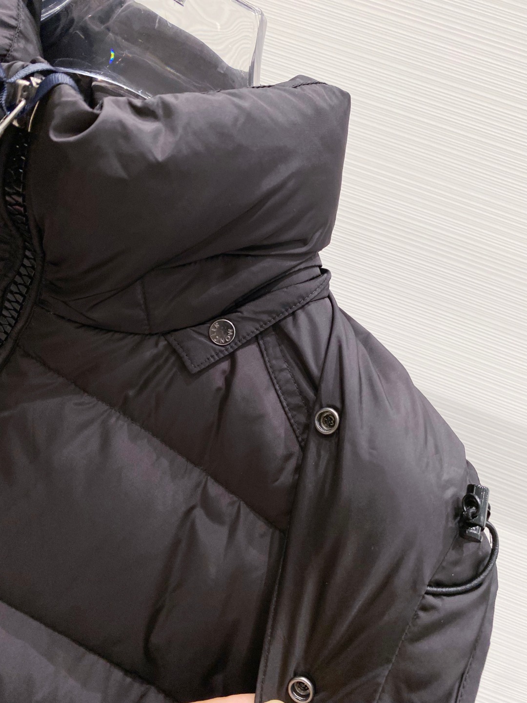 特级羽绒⬆️Moncler王牌经典,2025全新上市.Maya(全新科技尼龙)男士哑光短款羽绒夹克外套.