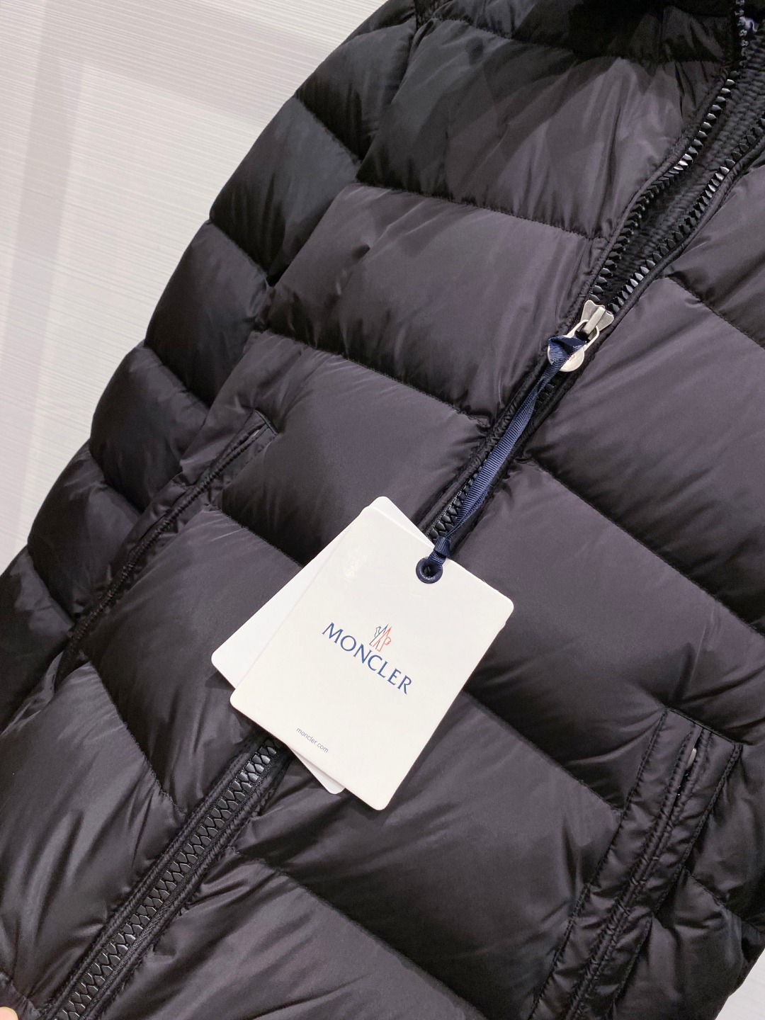 特级羽绒⬆️Moncler王牌经典,2025全新上市.Maya(全新科技尼龙)男士哑光短款羽绒夹克外套.