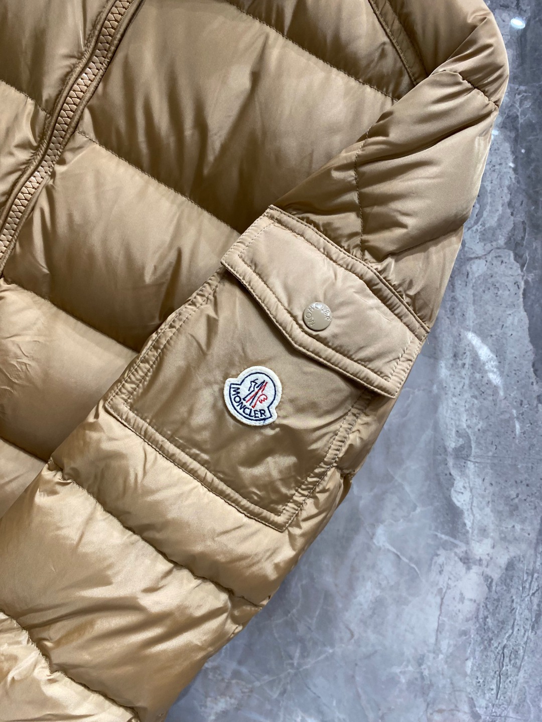 特级羽绒⬆️Moncler王牌经典,2025全新上市.Maya(全新科技尼龙)男士哑光短款羽绒夹克外套.