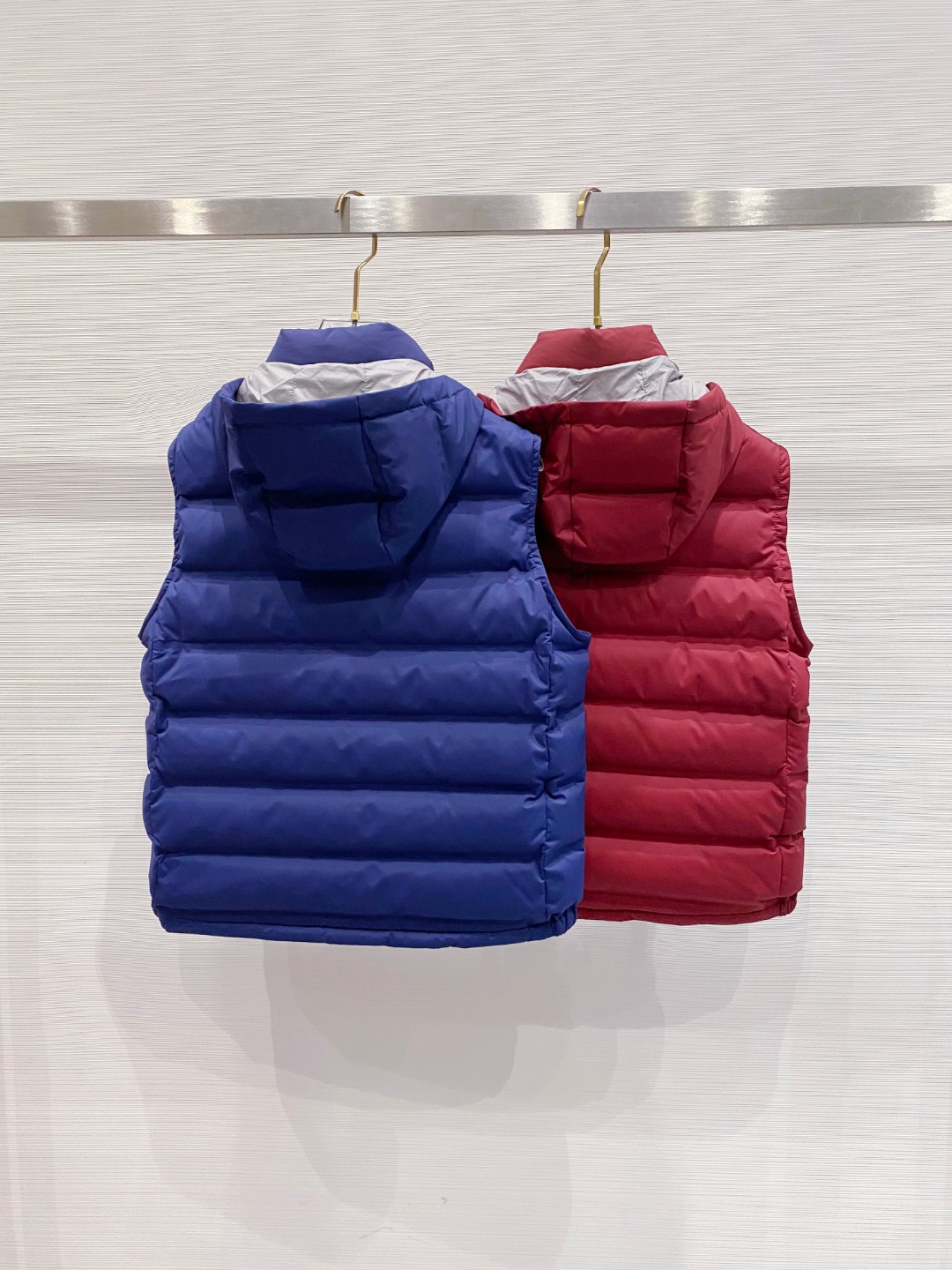 25秋冬新品发布，BC新款羽绒马甲出货，帽子可完全拆卸成立领，所有面料及辅料原版开模订制，质感超强，码数