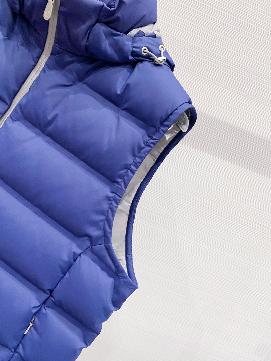 25秋冬新品发布，BC新款羽绒马甲出货，帽子可完全拆卸成立领，所有面料及辅料原版开模订制，质感超强，码数