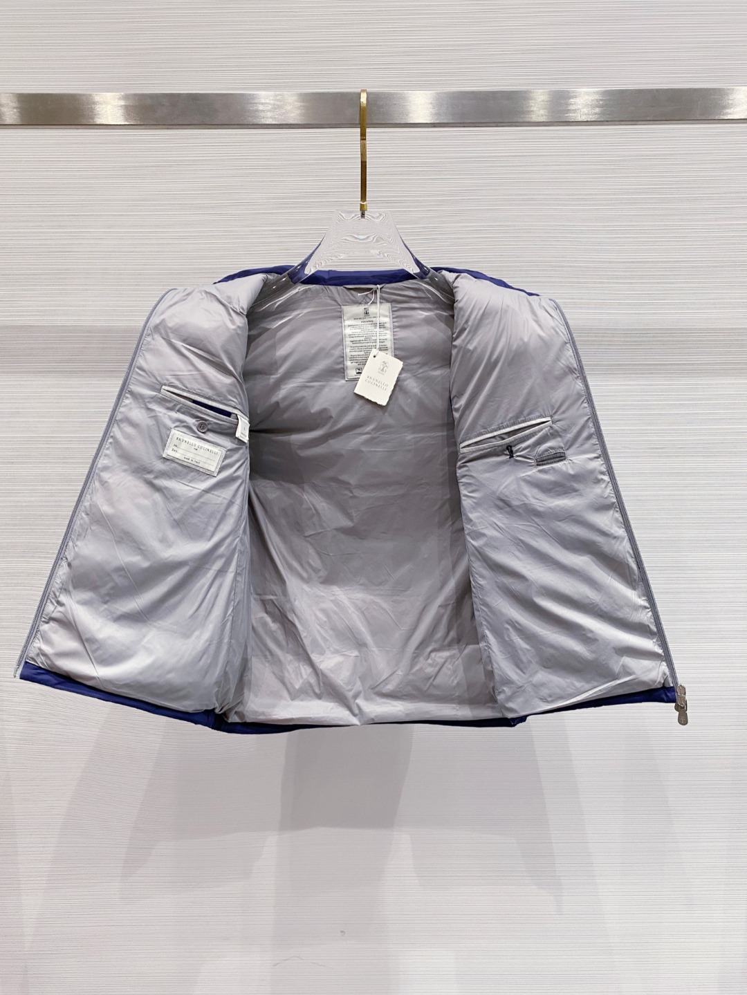 25秋冬新品发布，BC新款羽绒马甲出货，帽子可完全拆卸成立领，所有面料及辅料原版开模订制，质感超强，码数