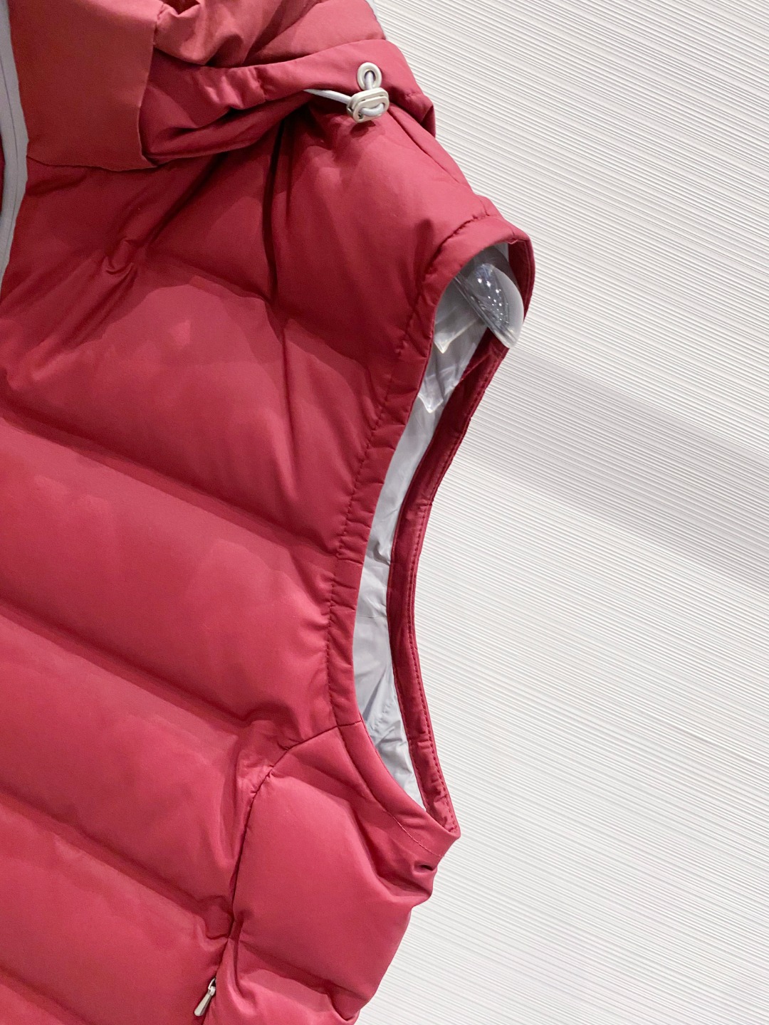 25秋冬新品发布，BC新款羽绒马甲出货，帽子可完全拆卸成立领，所有面料及辅料原版开模订制，质感超强，码数