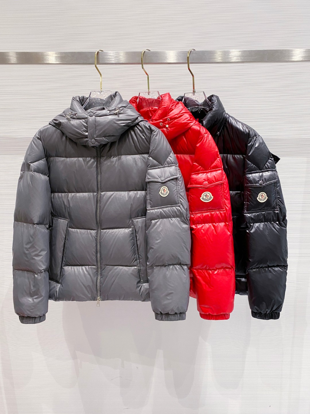 Moncler 蒙口2025秋冬新品发布，蒙口最新款亮光羽绒出货，柜上同步，面料及辅料全部订制，帽子可脱