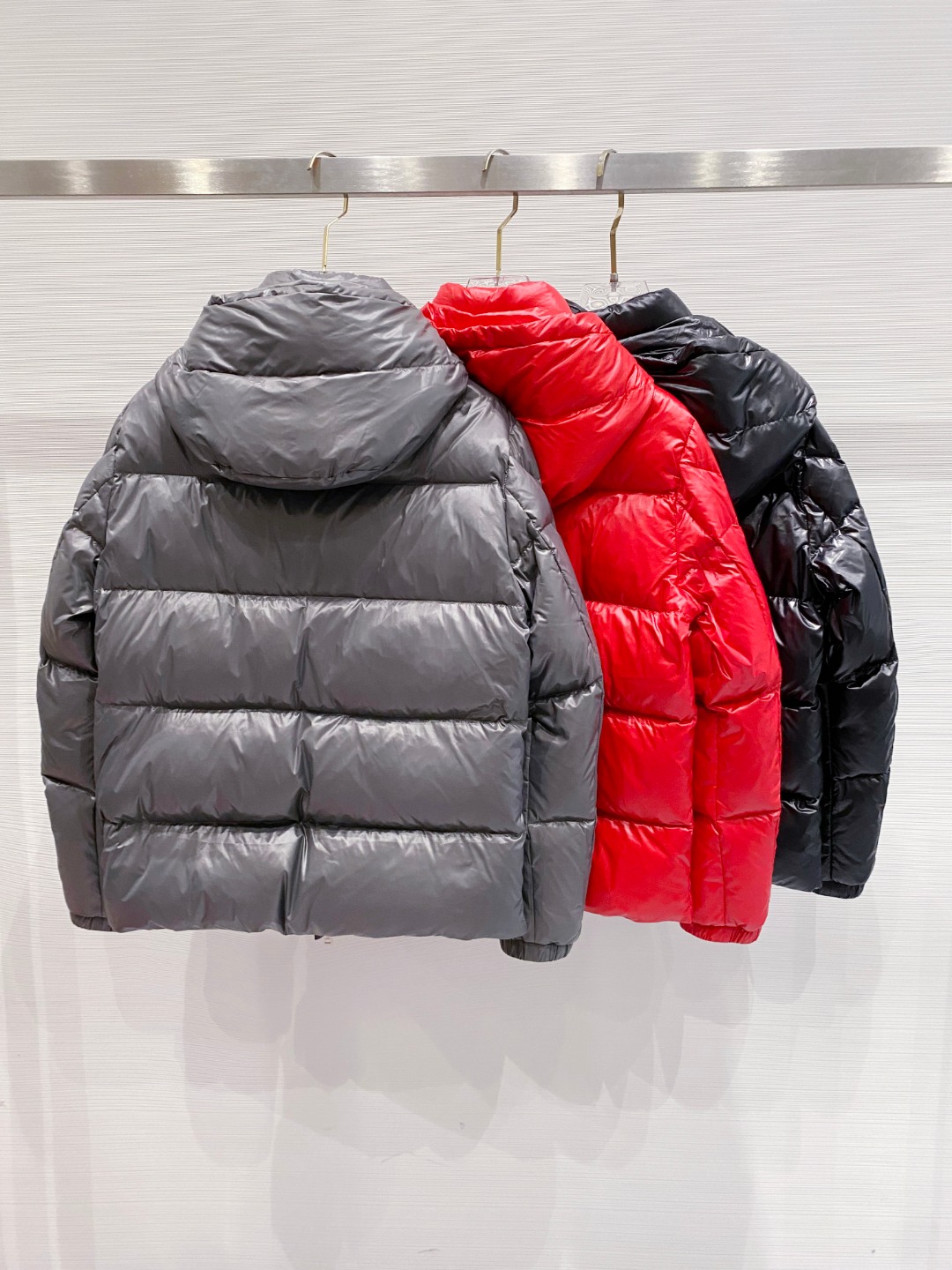 Moncler 蒙口2025秋冬新品发布，蒙口最新款亮光羽绒出货，柜上同步，面料及辅料全部订制，帽子可脱